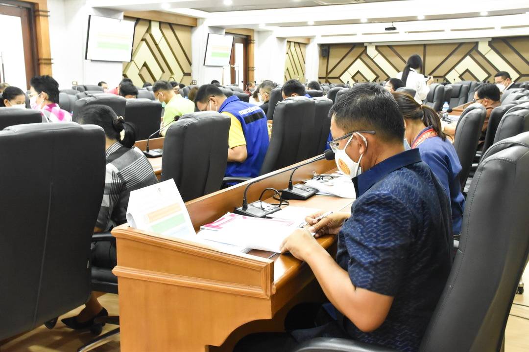 จังหวัดมหาสารคาม ระดมสรรพกำลังแก้ไขปัญหาความยากจนในทุกมิติ จัดประชุมคณะกรรมการบริหารศูนย์อำนวยการขจัดความยากจนและพัฒนาคนทุกช่วงวัยอย่างยั่งยืน ตามหลักปรัชญาของเศรษฐกิจพอเพียง