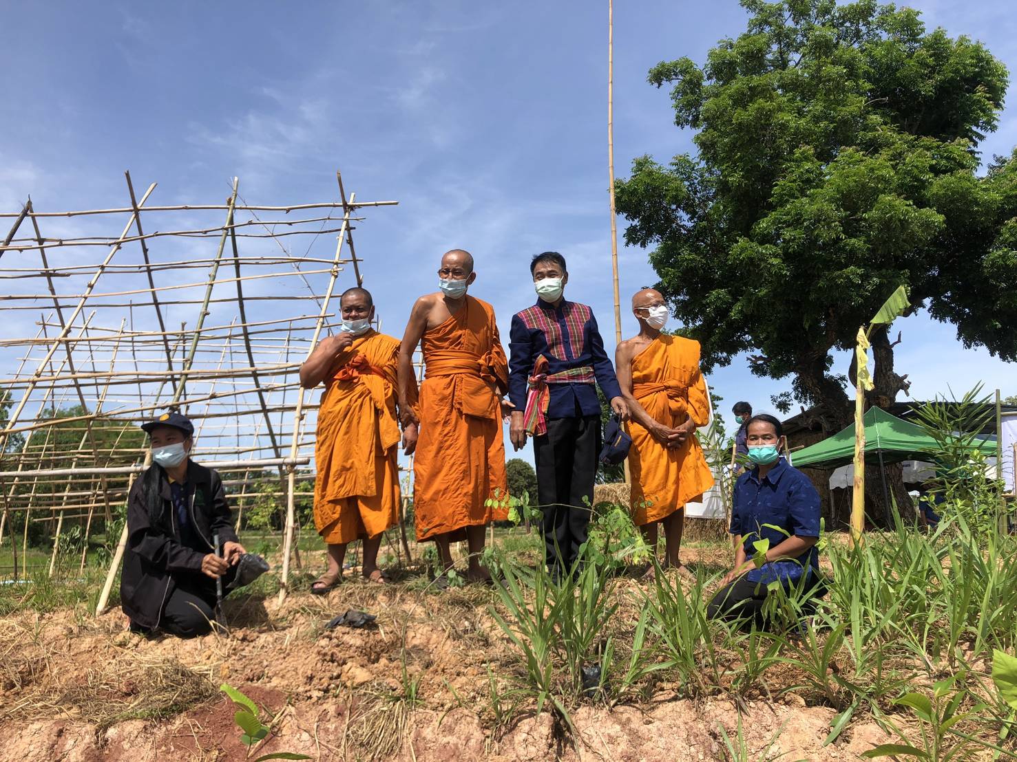 สพอ.เชียงยืน จ.มหาสารคาม สานพลัง”บวร” ดำเนินกิจกรรมเอามื้อสามัคคีทำความดีเพื่อแผ่นดิน “โคก หนอง นา พัฒนาชุมชน”
