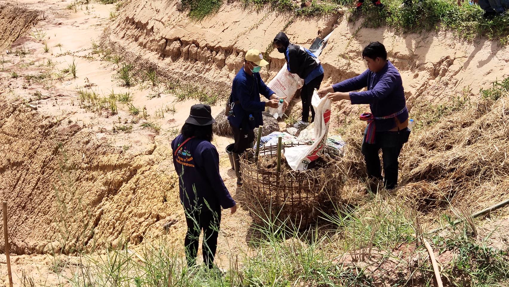 สพอ.เชียงยืน จ.มหาสารคาม สานพลัง”บวร” ดำเนินกิจกรรมเอามื้อสามัคคีทำความดีเพื่อแผ่นดิน “โคก หนอง นา พัฒนาชุมชน”