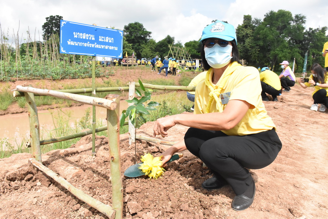 พ่อเมืองมหาสารคาม นำประชาชนจิตอาสาจัดกิจกรรม “จิตอาสาพัฒนาชุมชนเอามื้อสามัคคี” เพื่อเฉลิมพระเกียรติเนื่องในโอกาสมหามงคลเฉลิมพระชนมพรรษา พระบาทสมเด็จพระปรเมนทรรามาธิบดีศรีสินทรมหาวชิราลงกรณ พระวชิรเกล้าเจ้าอยู่หัว