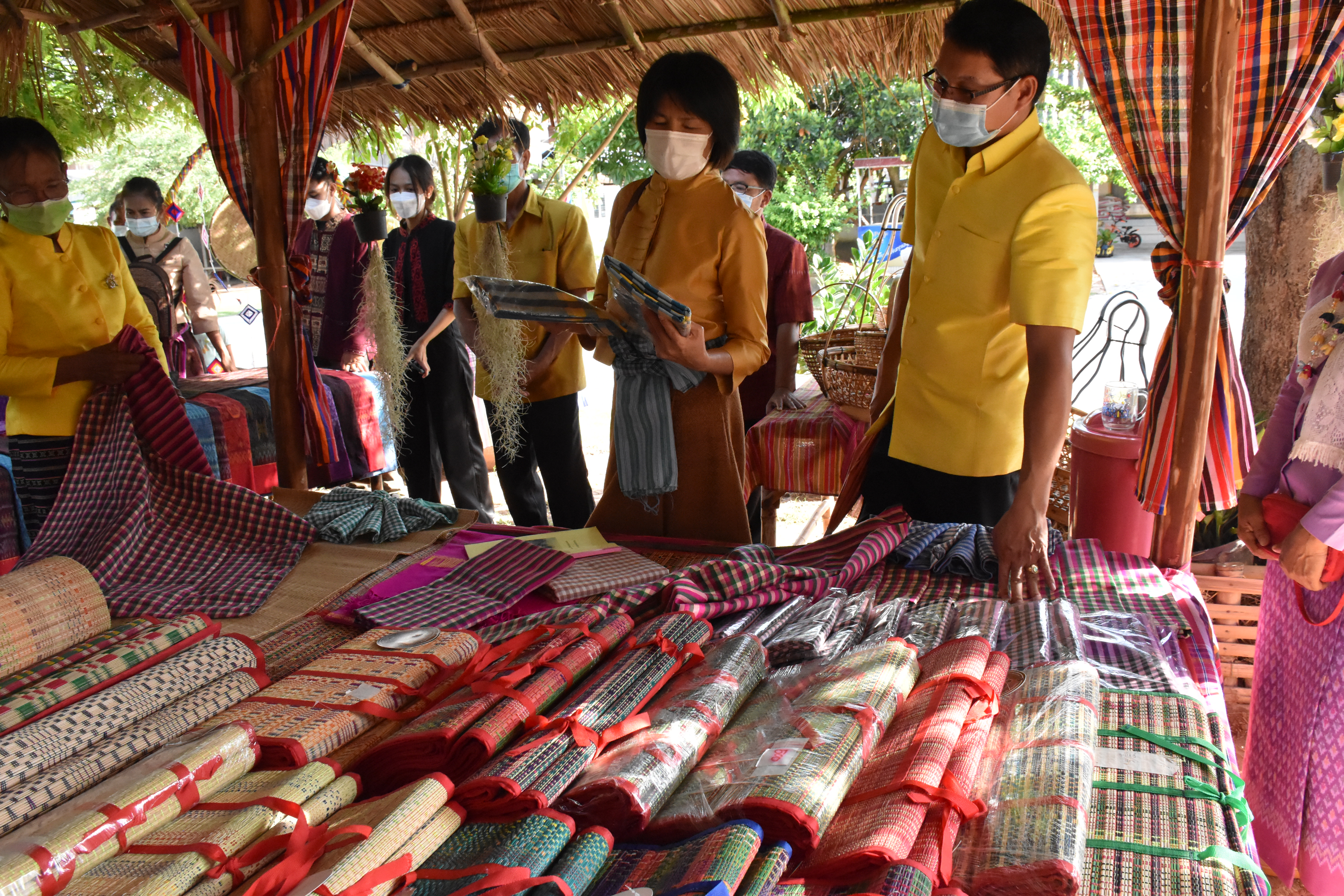 จังหวัดมหาสารคาม ลงพื้นที่ประกวดหมู่บ้านเศรษฐกิจพอเพียง “อยู่เย็น เป็นสุข” ดีเด่น ระดับจังหวัด ประจำปี 2564