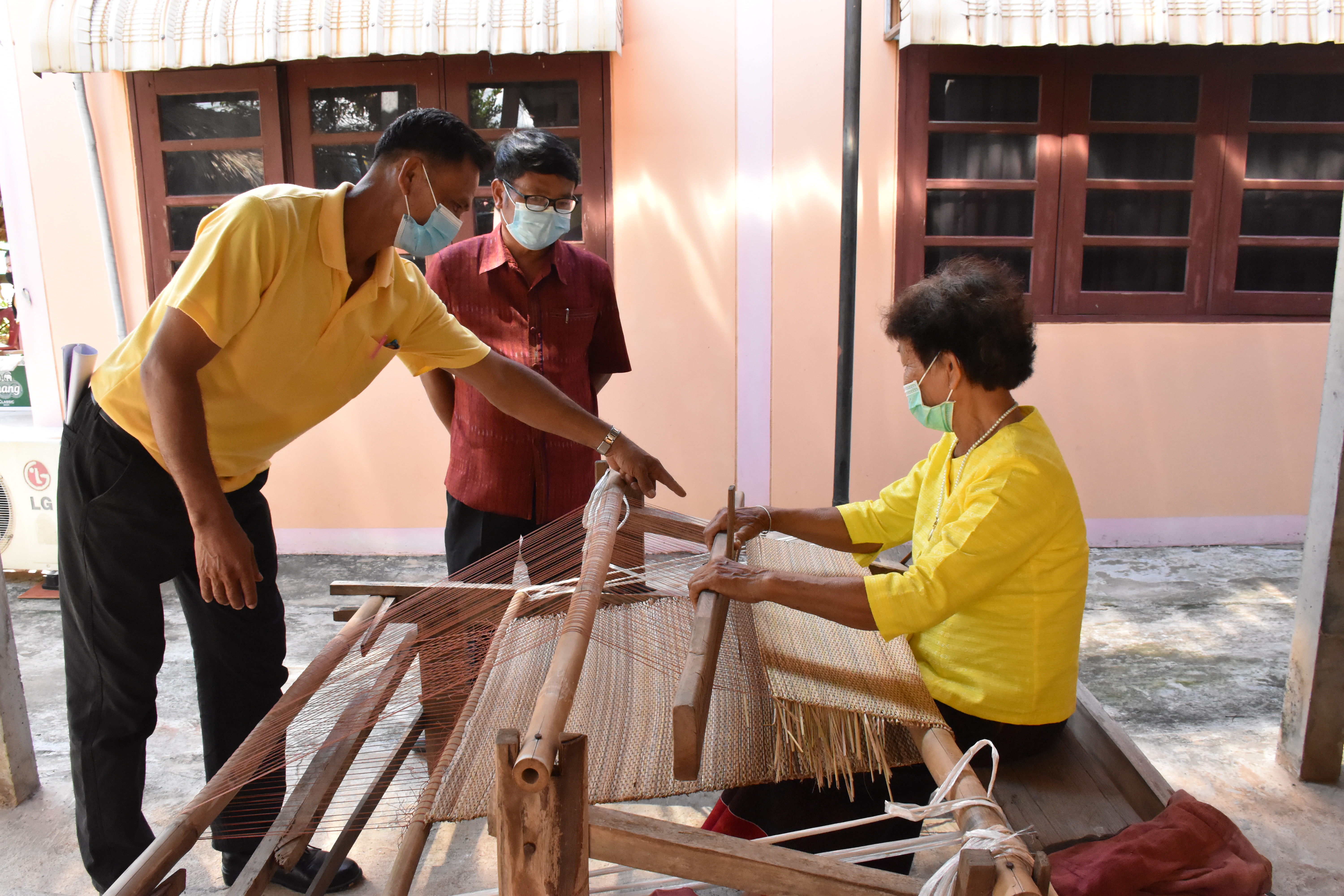จังหวัดมหาสารคาม ลงพื้นที่ประกวดหมู่บ้านเศรษฐกิจพอเพียง “อยู่เย็น เป็นสุข” ดีเด่น ระดับจังหวัด ประจำปี 2564