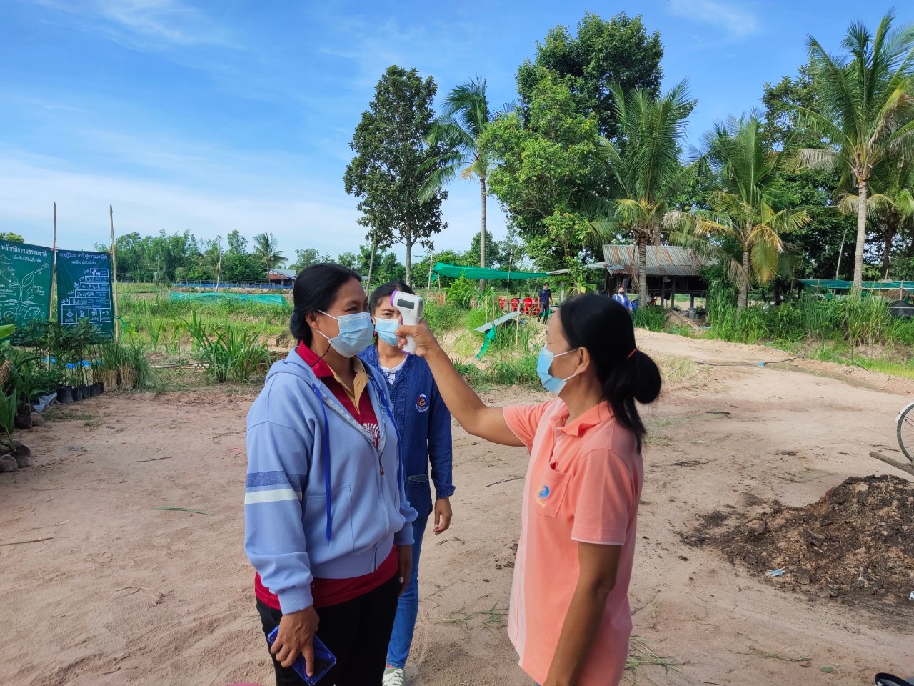สพอ.นาดูน จ.มหาสารคาม ผนึกกำลังส่วนราชการ ภาคี เครือข่าย จัดกิจกรรมเอามื้อสามัคคี โคก หนอง นา พช.