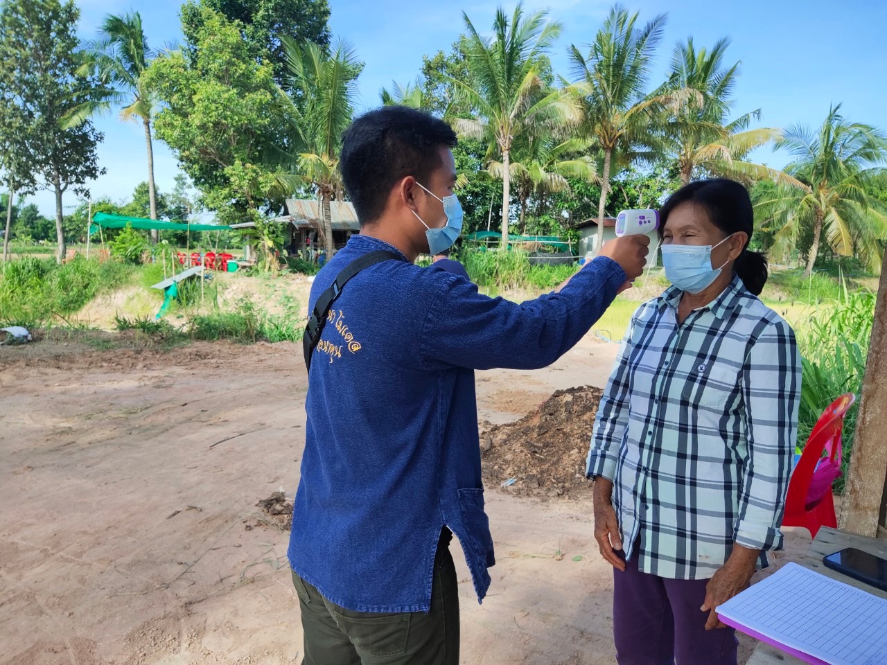 สพอ.นาดูน จ.มหาสารคาม ผนึกกำลังส่วนราชการ ภาคี เครือข่าย จัดกิจกรรมเอามื้อสามัคคี โคก หนอง นา พช.