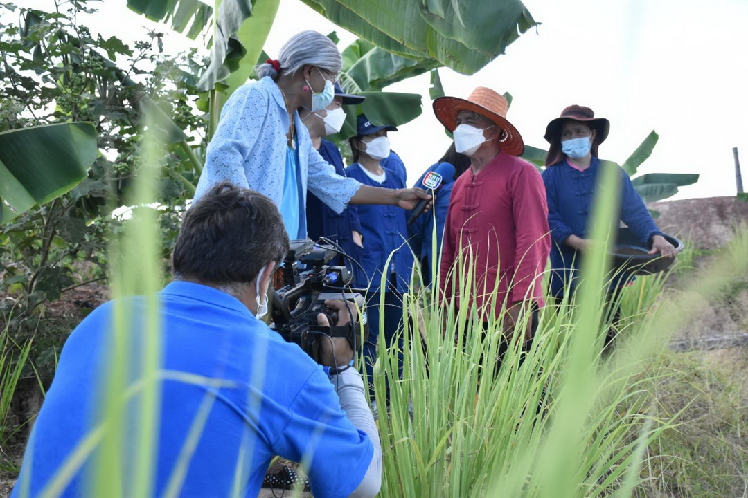พช.มหาสารคาม ร่วมถ่ายทำรายการ “ประเด็นเด่น สุดสัปดาห์” และ รายการ “เศรษฐีบ้านทุ่ง” ออกอากาศทางช่อง ททบ. 5 เพื่อประชาสัมพันธ์งาน “โคก หนอง นา พัฒนาชุมชน”