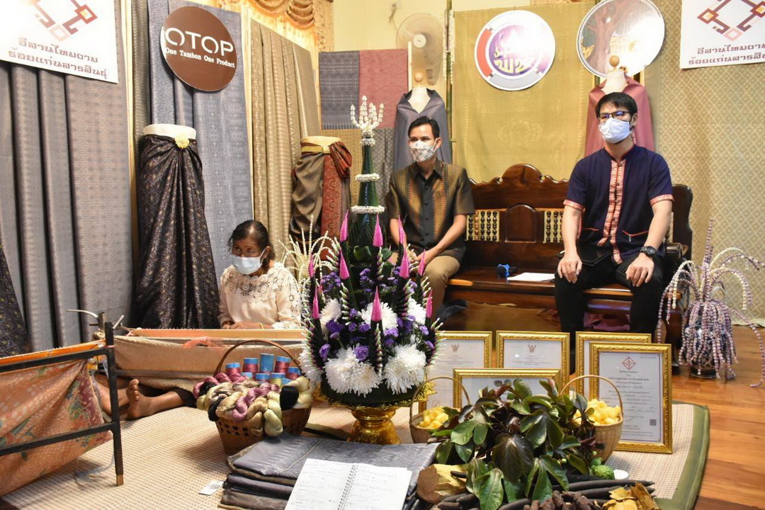 พช.มหาสารคาม นำกลุ่มอีสานไหมงามร้อยแก่นสารสินธ์ุ โชว์ภูมิปัญญาสู่นวัตกรรมอันล้ำค่า ในการประกวดและเผยแพร่ผลการดำเนินงานเครือข่ายองค์ความรู้ KBO ประจำปี 2564