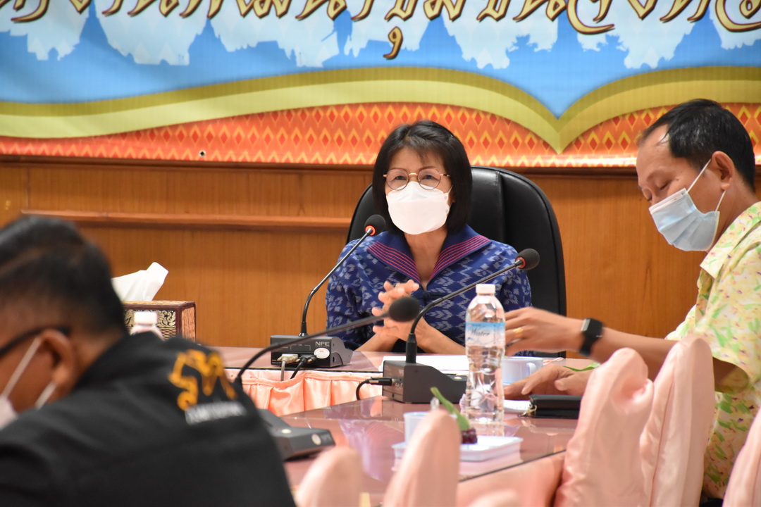 คณะกรรมการเครือข่ายกองทุนแม่ของแผ่นดินจังหวัดมหาสารคาม ประชุมเข้มพิจารณาโครงการส่งเสริมและพัฒนาอาชีพเพื่อการป้องกันและแก้ไขปัญหายาเสพติดในหมู่บ้านชุมชน