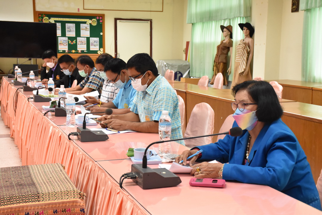 คณะกรรมการเครือข่ายกองทุนแม่ของแผ่นดินจังหวัดมหาสารคาม ประชุมเข้มพิจารณาโครงการส่งเสริมและพัฒนาอาชีพเพื่อการป้องกันและแก้ไขปัญหายาเสพติดในหมู่บ้านชุมชน