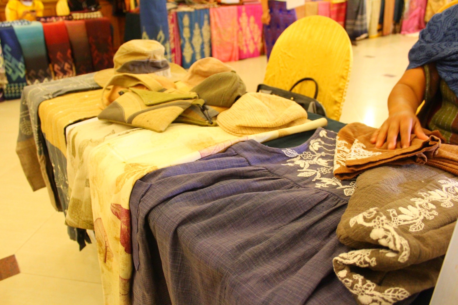 พช. มหาสารคามร่วมพิธีเปิดโครงการพัฒนาผลิตภัณฑ์ผ้าและเครื่องแต่งกายให้เป็น Premium OTOP กิจกรรมที่ ๓ สร้างการรับรู้ภูมิปัญญาผ้าและเครื่องแต่งกาย จังหวัดมหาสารคาม