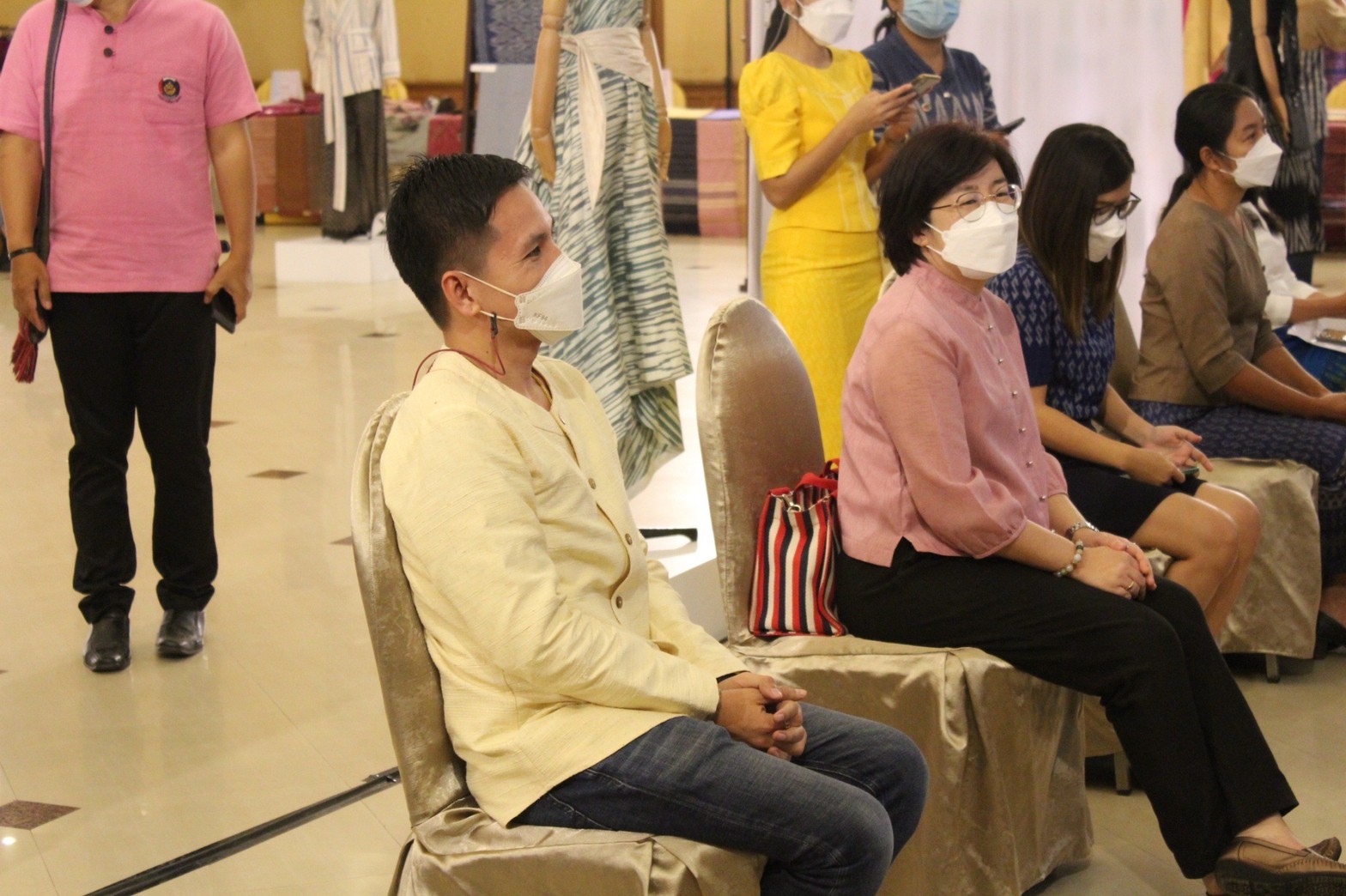 พช. มหาสารคามร่วมพิธีเปิดโครงการพัฒนาผลิตภัณฑ์ผ้าและเครื่องแต่งกายให้เป็น Premium OTOP กิจกรรมที่ ๓ สร้างการรับรู้ภูมิปัญญาผ้าและเครื่องแต่งกาย จังหวัดมหาสารคาม