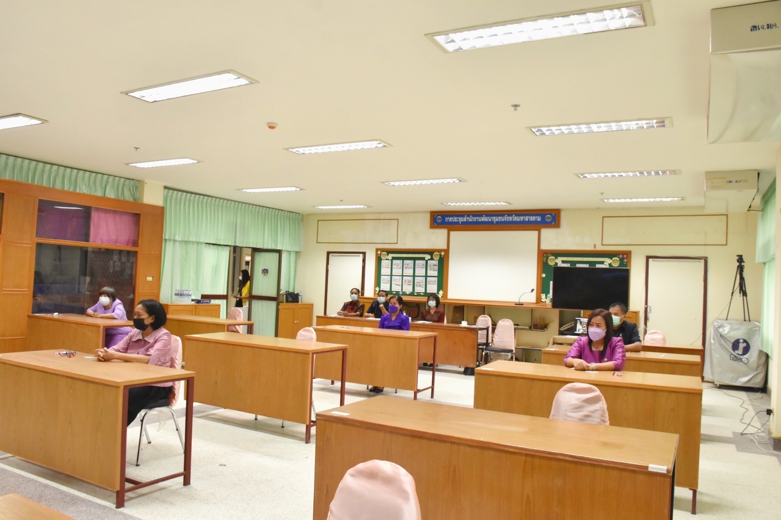 พช.มหาสารคาม จัดสอบประเมินความรู้ความสามารถทางวิชาการ (สอบข้อเขียน) ในการคัดเลือกบุคคลเข้ารับการประเมินผลงานเพื่อเลื่อนขึ้นแต่งตั้งให้ดำรงตำแหน่ง สำหรับผู้ปฏิบัติงานที่มีประสบการณ์ ประเภทวิชาการ ระดับชำนาญการพิเศษ ตำแหน่งผู้อำนวยการกลุ่มงานประสานและสนับสนุนการบริหารพัฒนาชุมชน (นักวิชาการพัฒนาชุมชนชำนาญการพิเศษ) กรมการพัฒนาชุมชน ประจำปีงบประมาณ พ.ศ.2564