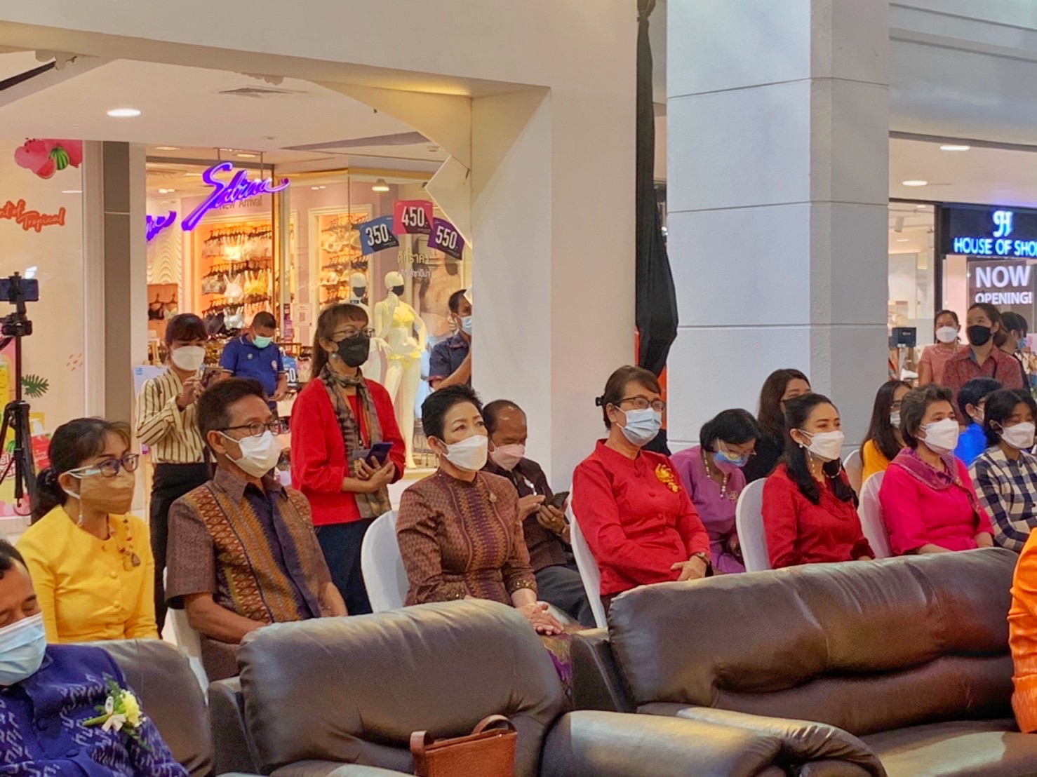 พช.จังหวัดมหาสารคามร่วมพิธีเปิดโครงการตามแผนปฏิบัติราชการประจำปีของกลุ่มจังหวัดภาคตะวันออกเฉียงเหนือตอนกลาง ประจำปีงบประมาณ พ.ศ.2564 โครงการยกระดับผลิตภัณฑ์ชุมชนให้ได้มาตรฐานกิจกรรมการจัดแสดงและจำหน่ายผลิตภัณฑ์ OTOP งาน”มหาสารคาม ร้อยแก่นสารสินธุ์ ดินแดนแห่งความสุข”