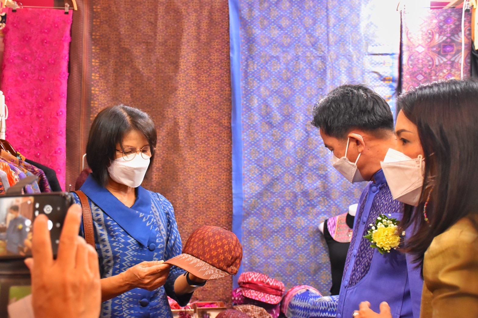 พช.จังหวัดมหาสารคามร่วมพิธีเปิดโครงการตามแผนปฏิบัติราชการประจำปีของกลุ่มจังหวัดภาคตะวันออกเฉียงเหนือตอนกลาง ประจำปีงบประมาณ พ.ศ.2564 โครงการยกระดับผลิตภัณฑ์ชุมชนให้ได้มาตรฐานกิจกรรมการจัดแสดงและจำหน่ายผลิตภัณฑ์ OTOP งาน”มหาสารคาม ร้อยแก่นสารสินธุ์ ดินแดนแห่งความสุข”