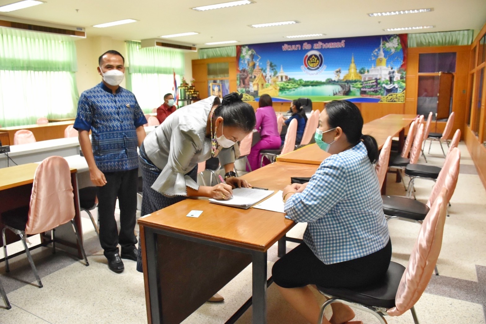 พช.มหาสารคาม ดำเนินการประเมินบุคคล ผลงาน และความเหมาะสมกับตำแหน่ง (สอบสัมภาษณ์) ในการคัดเลือกบุคคลเข้ารับการประเมินผลงานเพื่อเลื่อนขึ้นแต่งตั้งให้ดำรงตำแหน่ง ประเภทวิชาการ ระดับชำนาญการพิเศษ ตำแหน่งผู้อำนวยการกลุ่มงานประสานและสนับสนุนการบริหารงานพัฒนาชุมชน กรมการพัฒนาชุมชน ประจำปีงบประมาณ พ.ศ.๒๕๖๔