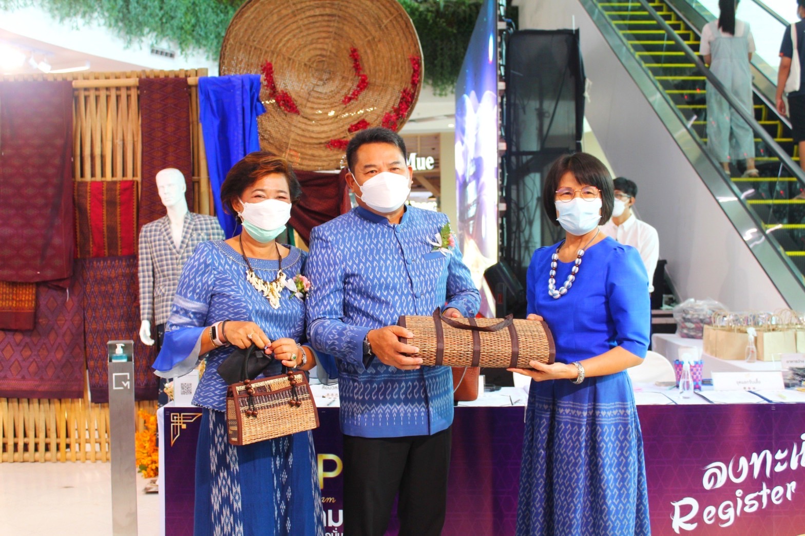 พช. มหาสารคาม จัดงานแสดงและจำหน่ายสินค้า OTOP จังหวัดมหาสารคาม