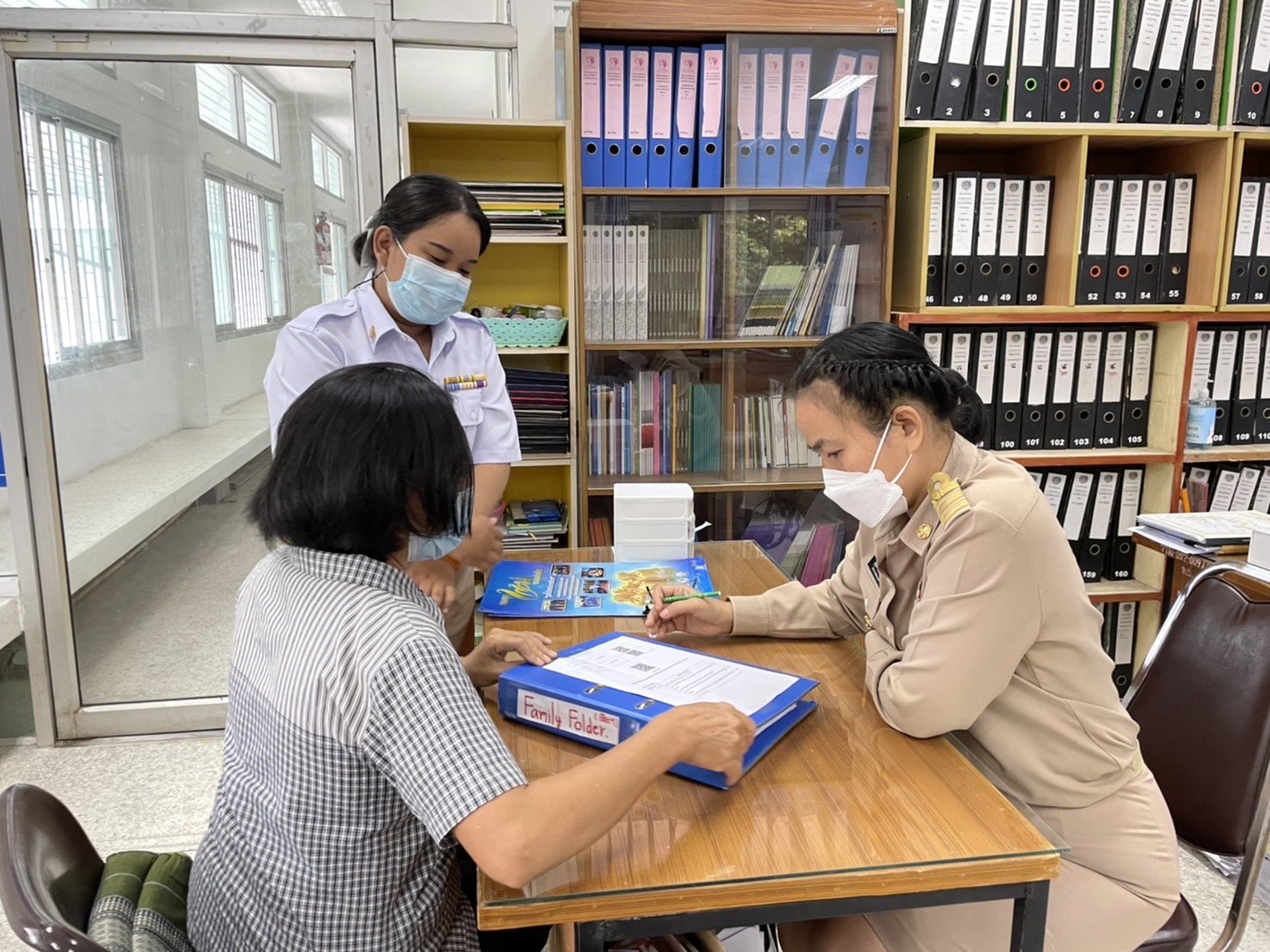 ลงพื้นที่ในการขับเคลื่อนงานแก้ไขปัญหาความยากจนและการพัฒนาคนทุกช่วงวัยอย่างยั่งยืนตามหลักปรัชญาของเศรษฐกิจพอเพียง ด้วยการใช้ข้อมูลจากระบบการพัฒนาคนแบบชี้เป้า (Thai People and Analytics Platform : TPMAP)