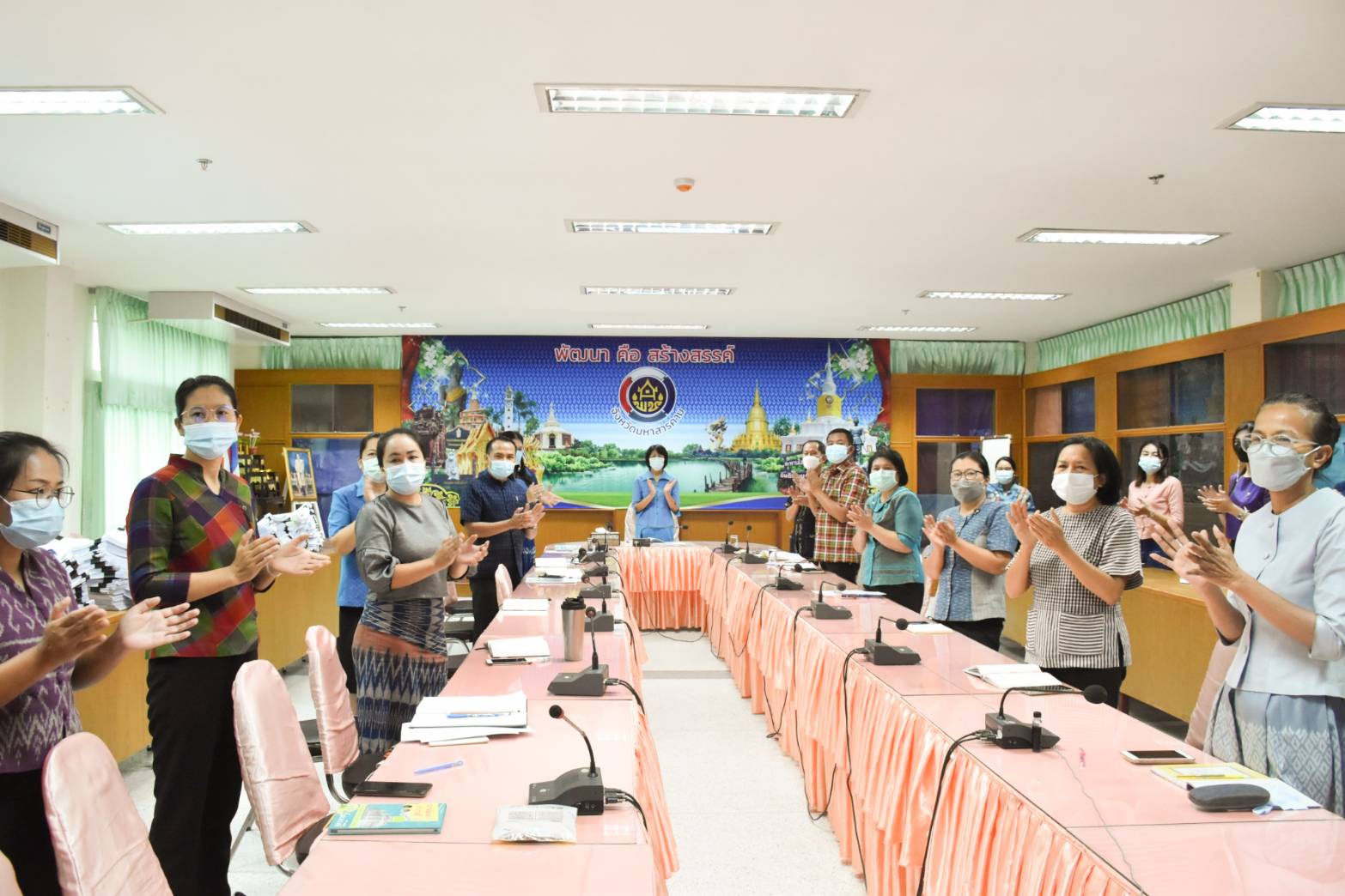 พช.มหาสารคาม รับมอบนโยบายอธิบดีกรมการพัฒนาชุมชน ขับเคลื่อนงานพัฒนาชุมชน ประจำปี 2565 ผ่านการประชุมทางไกล (Video Conference)