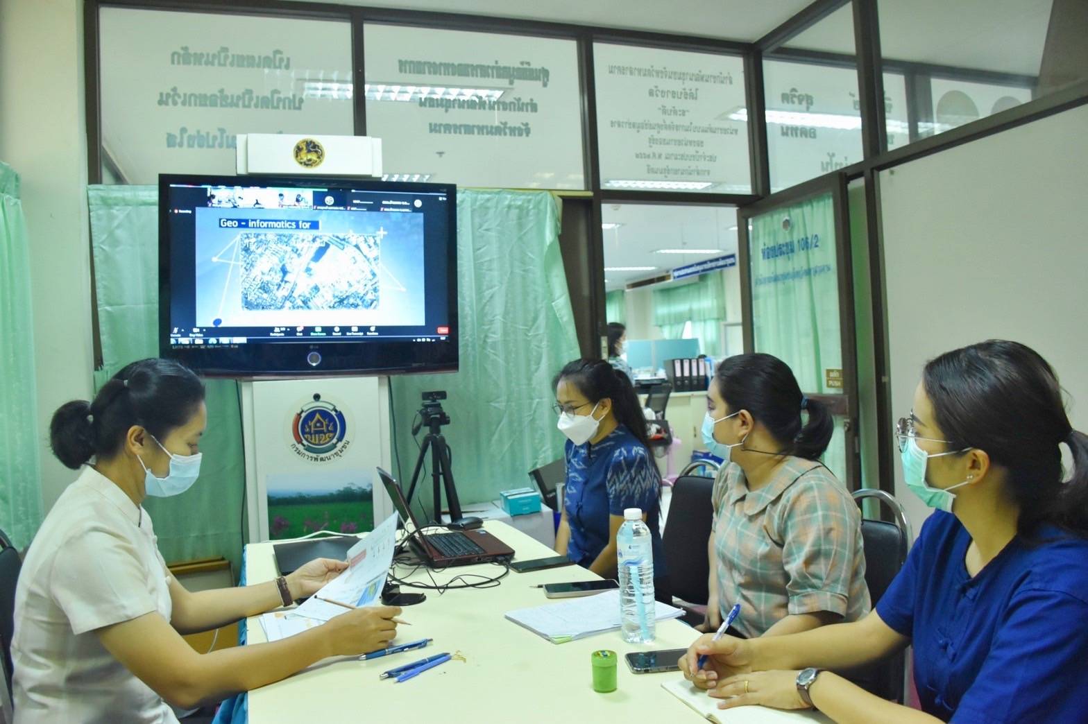 พช.มหาสารคาม ร่วมอบรมระยะสั้น หลักสูตร“การใช้แผนที่/เครื่องมือภูมิสารสนเทศ เพื่อการสำรวจและจัดทำข้อมูลกายภาพเศรษฐกิจ สังคม และสิ่งแวดล้อม” ตามโครงการพัฒนาพื้นที่ต้นแบบการพัฒนาคุณภาพชีวิตตามหลัก ทฤษฎีใหม่ ประยุกต์สู่ โคก หนอง นา โมเดล