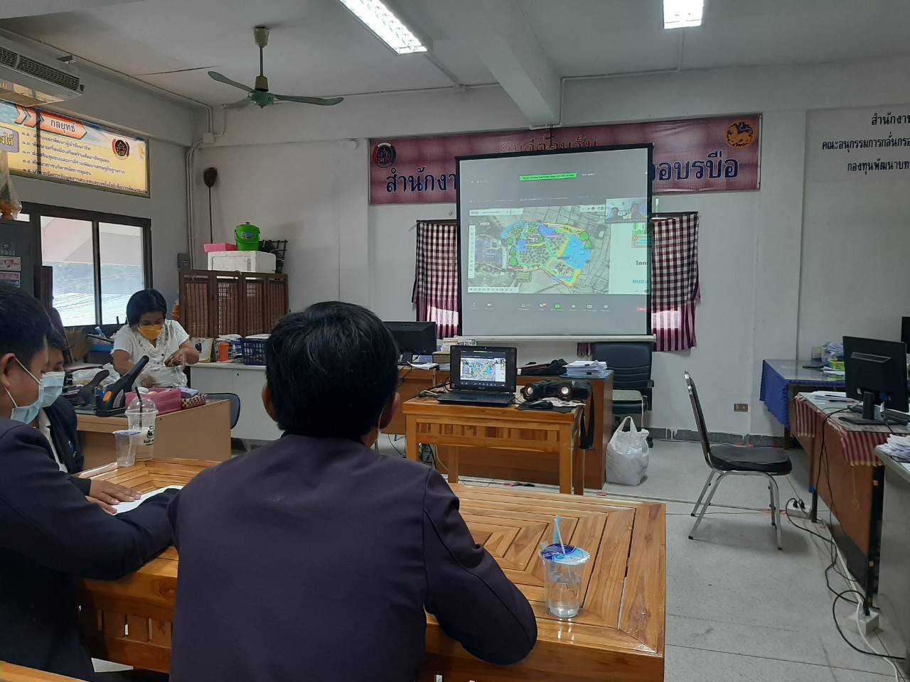 พช.มหาสารคาม ร่วมอบรมหลักสูตรระยะสั้น “การใช้แผนที่ เครื่องมือภูมิสารสนเทศ เพื่อการสำรวจและจัดทำข้อมูลกายภาพเศรษฐกิจ สังคม และสิ่งแวดล้อม” ตามโครงการพัฒนาพื้นที่ต้นแบบการพัฒนาคุณภาพชีวิตตามหลัก ทฤษฎีใหม่ ประยุกต์สู่ โคก หนอง นา โมเดล