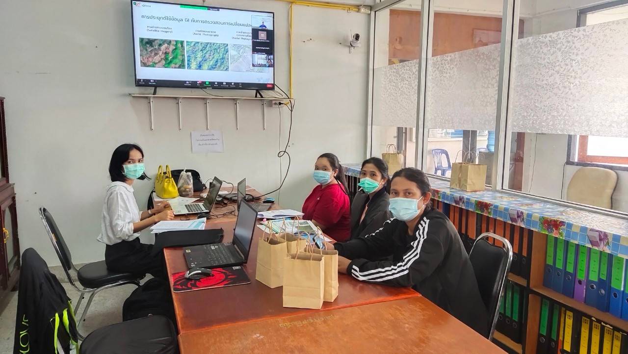 พช.มหาสารคาม ร่วมอบรมหลักสูตรระยะสั้น “การใช้แผนที่ เครื่องมือภูมิสารสนเทศ เพื่อการสำรวจและจัดทำข้อมูลกายภาพเศรษฐกิจ สังคม และสิ่งแวดล้อม” ตามโครงการพัฒนาพื้นที่ต้นแบบการพัฒนาคุณภาพชีวิตตามหลัก ทฤษฎีใหม่ ประยุกต์สู่ โคก หนอง นา โมเดล