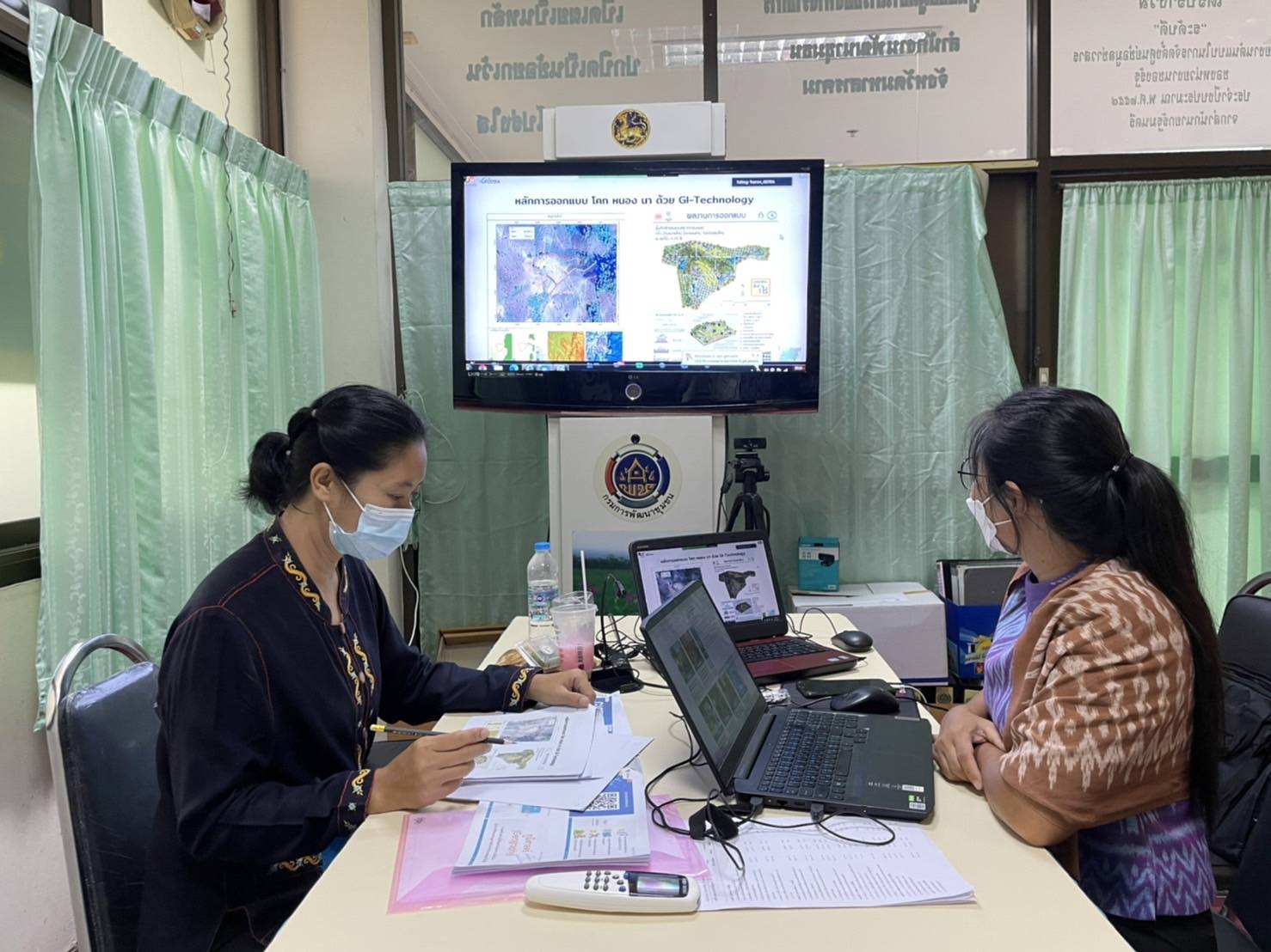 พช.มหาสารคาม ร่วมอบรมหลักสูตรระยะสั้น “การใช้แผนที่ เครื่องมือภูมิสารสนเทศ เพื่อการสำรวจและจัดทำข้อมูลกายภาพเศรษฐกิจ สังคม และสิ่งแวดล้อม” ตามโครงการพัฒนาพื้นที่ต้นแบบการพัฒนาคุณภาพชีวิตตามหลัก ทฤษฎีใหม่ ประยุกต์สู่ โคก หนอง นา โมเดล