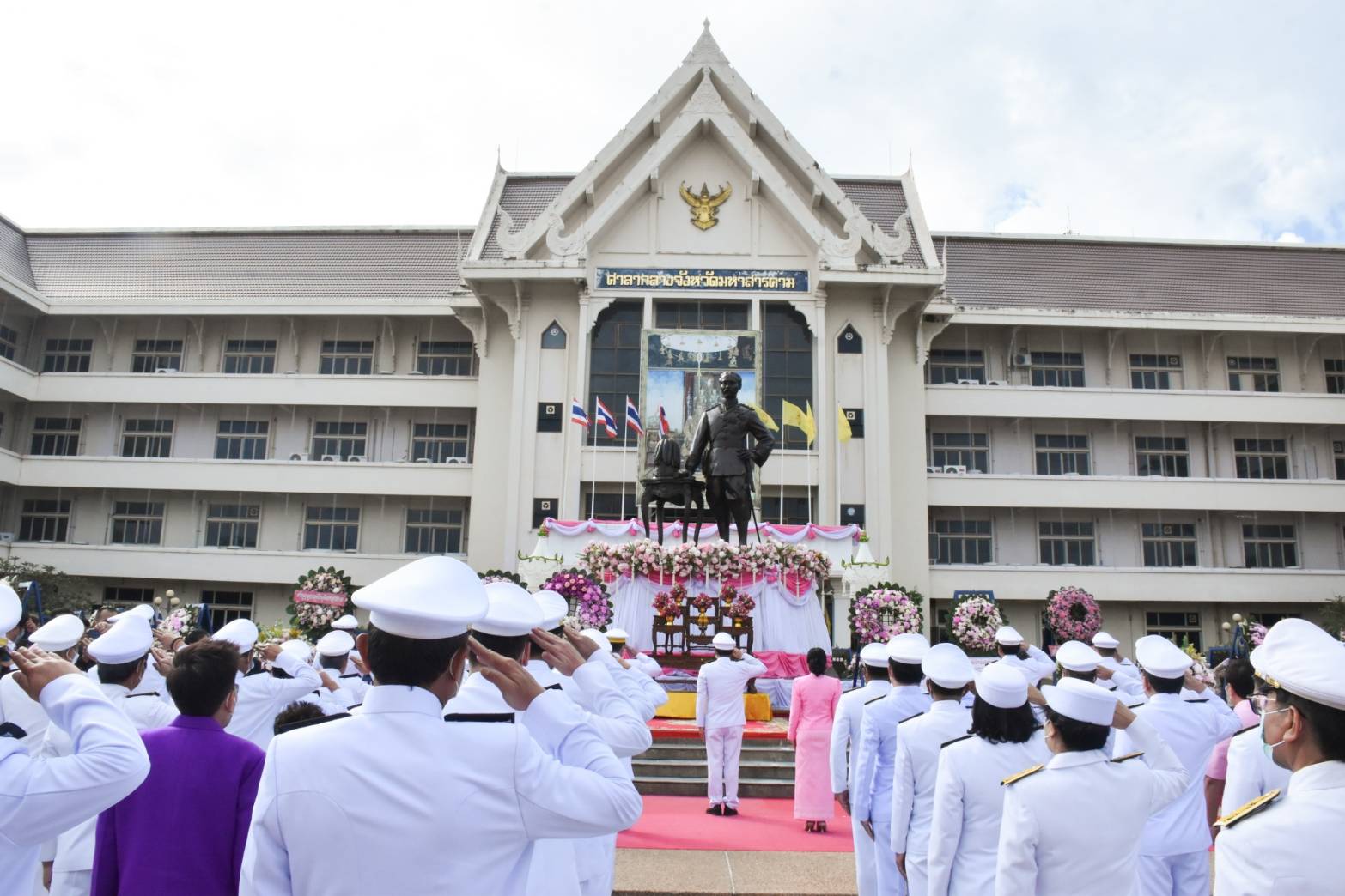 พช.มหาสารคาม ร่วมพิธีวางพวงมาลา “วันปิยมหาราช” น้อมรำลึกวันคล้ายวันสวรรคต “พระบาทสมเด็จพระจุลจอมเกล้าเจ้าอยู่หัว”