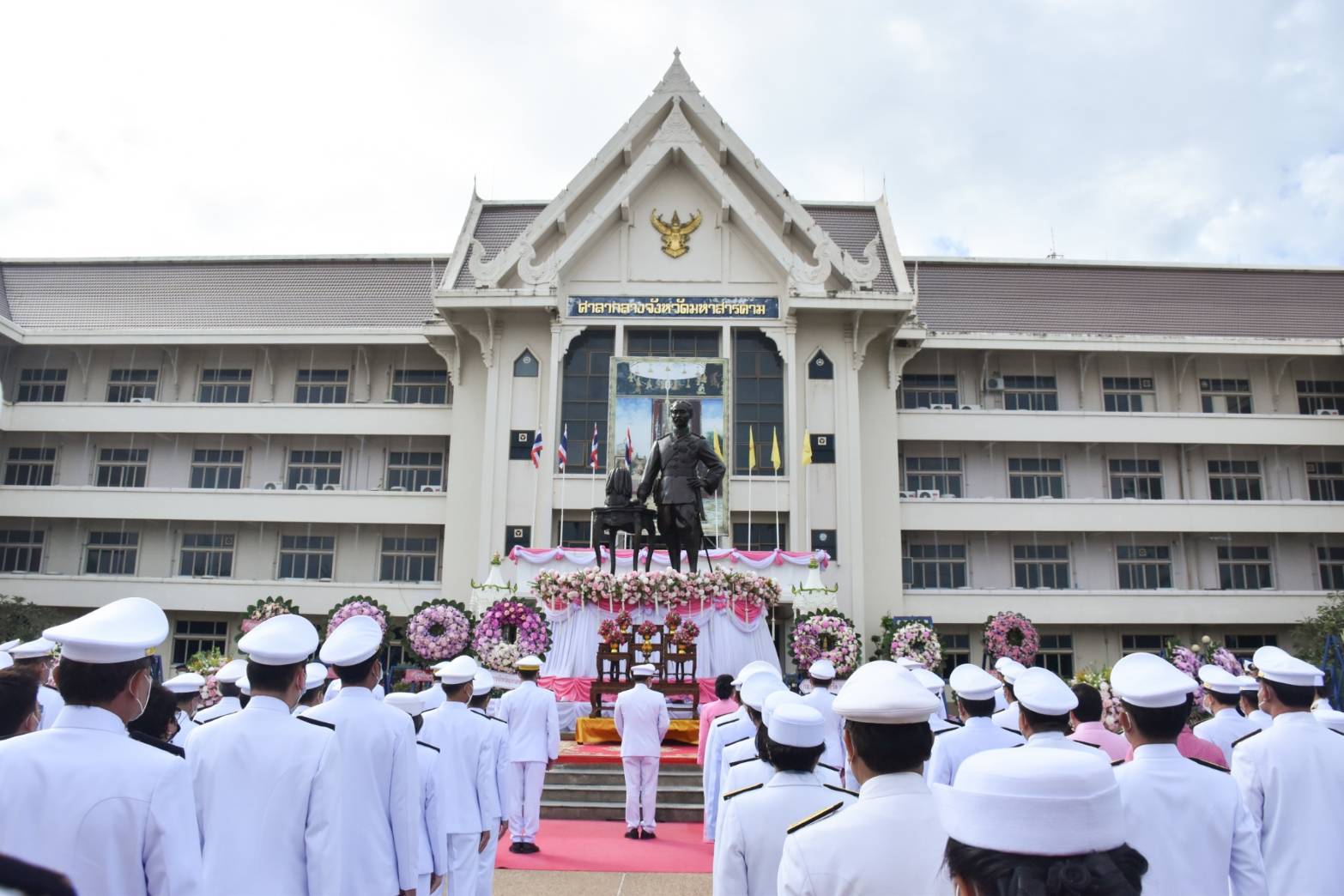 พช.มหาสารคาม ร่วมพิธีวางพวงมาลา “วันปิยมหาราช” น้อมรำลึกวันคล้ายวันสวรรคต “พระบาทสมเด็จพระจุลจอมเกล้าเจ้าอยู่หัว”