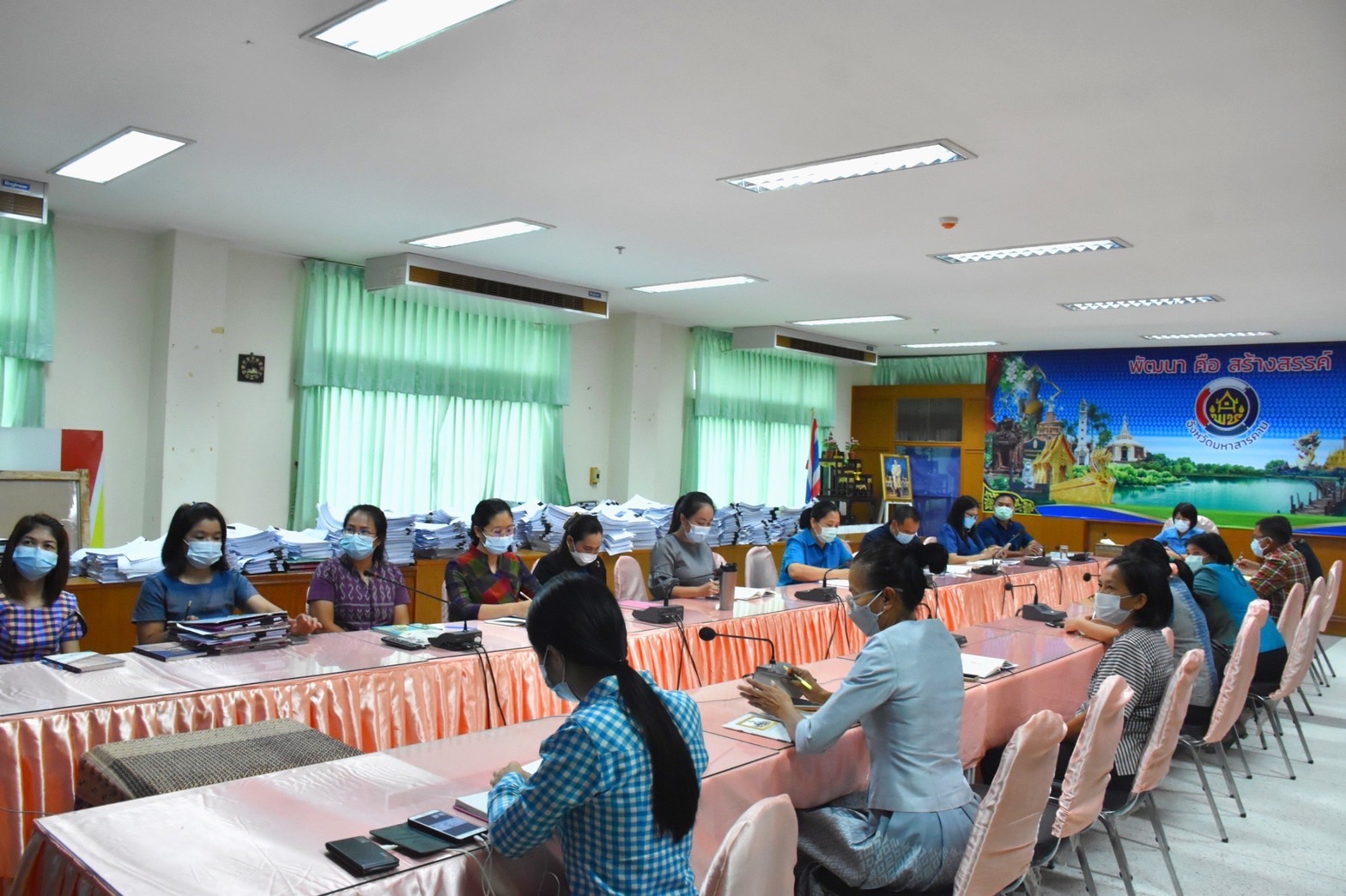 พช.มหาสารคาม รับมอบนโยบายอธิบดีกรมการพัฒนาชุมชน ขับเคลื่อนงานพัฒนาชุมชน ประจำปี 2565 ผ่านการประชุมทางไกล (Video Conference)