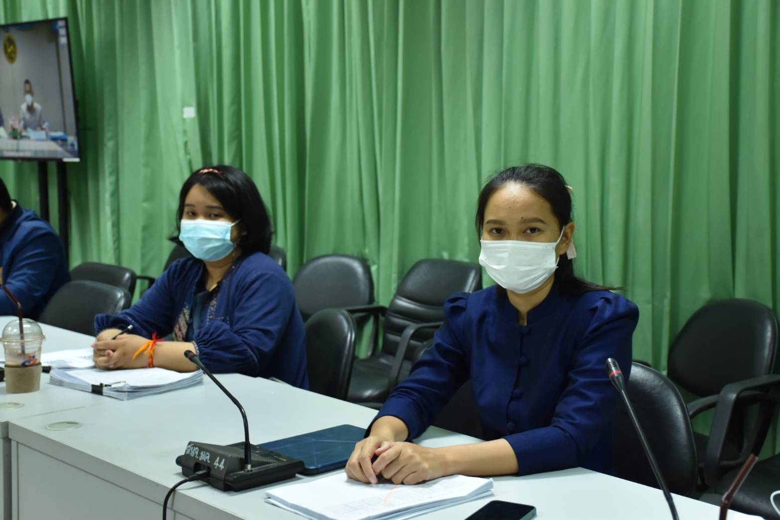 ?พช.มหาสารคาม “ร่วมประชุมชี้แจงการขับเคลื่อนการดำเนินงานขจัดความยากจนและพัฒนาคนทุกช่วงวัยอย่างยั่งยืน ตามหลักปรัชญาของเศรษฐกิจพอเพียง (ศจพ.จ.) ผ่านระบบวิดิทัศน์ทางไกล (Video Conference System-VCS) และระบบ VDO Streaming กระทรวงมหาดไทย
