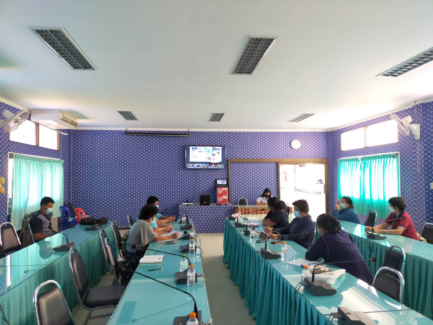 ?พช.มหาสารคาม “ร่วมประชุมชี้แจงการขับเคลื่อนการดำเนินงานขจัดความยากจนและพัฒนาคนทุกช่วงวัยอย่างยั่งยืน ตามหลักปรัชญาของเศรษฐกิจพอเพียง (ศจพ.จ.) ผ่านระบบวิดิทัศน์ทางไกล (Video Conference System-VCS) และระบบ VDO Streaming กระทรวงมหาดไทย