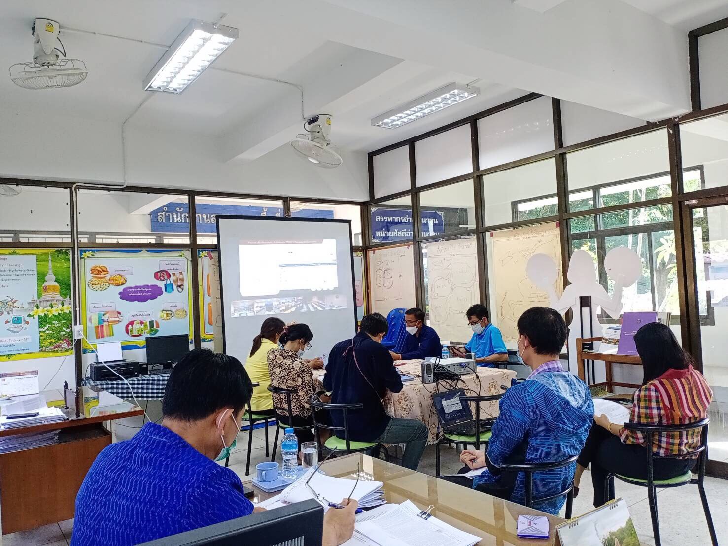 ?พช.มหาสารคาม “ร่วมประชุมชี้แจงการขับเคลื่อนการดำเนินงานขจัดความยากจนและพัฒนาคนทุกช่วงวัยอย่างยั่งยืน ตามหลักปรัชญาของเศรษฐกิจพอเพียง (ศจพ.จ.) ผ่านระบบวิดิทัศน์ทางไกล (Video Conference System-VCS) และระบบ VDO Streaming กระทรวงมหาดไทย