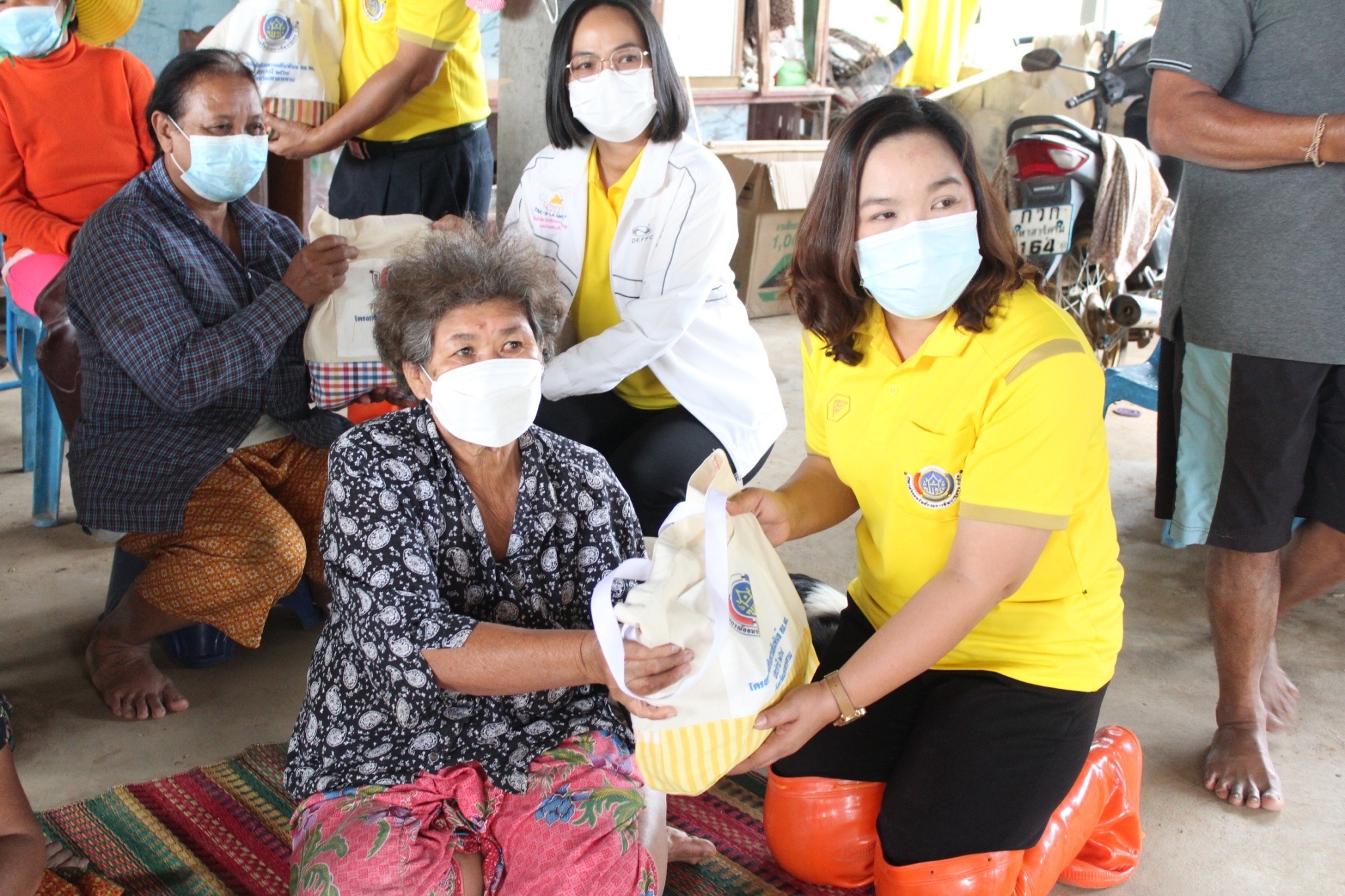 ? สมาชิกสหกรณ์ออมทรัพย์กรมการพัฒนาชุมชน จ.มหาสารคาม ลงพื้นที่มอบสิ่งของแด่ผู้ประสบอุทกภัยน้ำท่วม