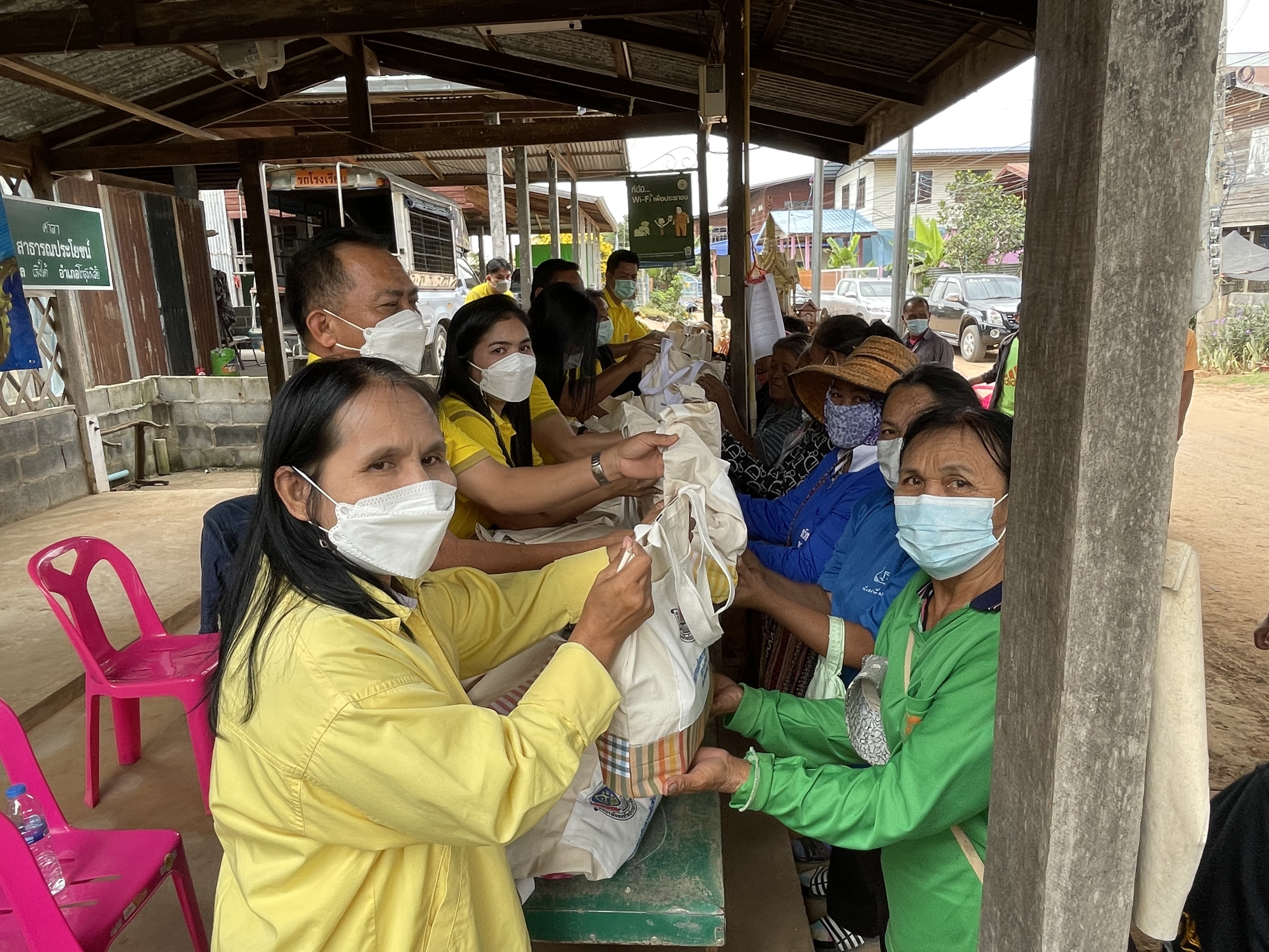 ? สมาชิกสหกรณ์ออมทรัพย์กรมการพัฒนาชุมชน จ.มหาสารคาม ลงพื้นที่มอบสิ่งของแด่ผู้ประสบอุทกภัยน้ำท่วม