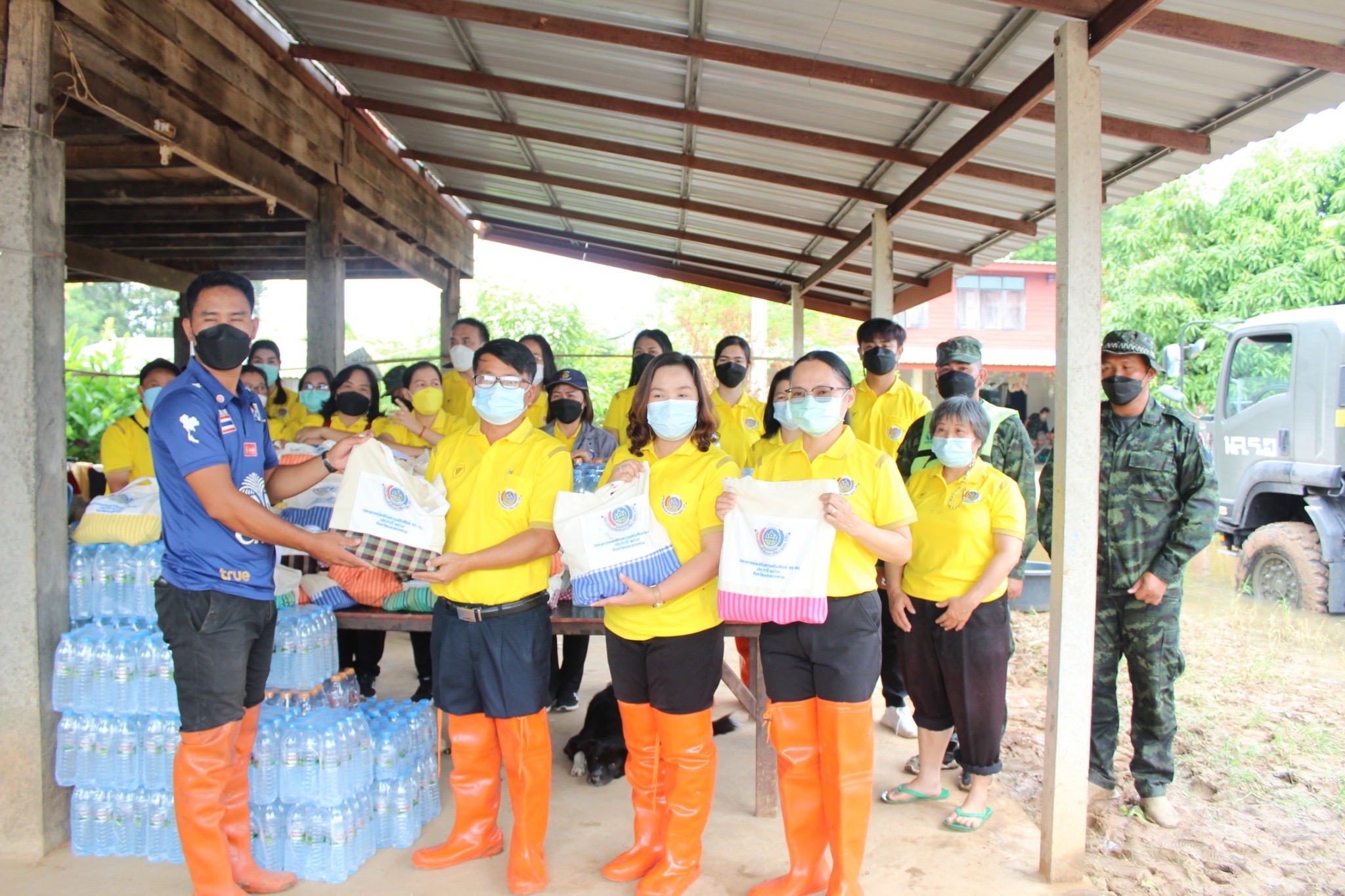 ? สมาชิกสหกรณ์ออมทรัพย์กรมการพัฒนาชุมชน จ.มหาสารคาม ลงพื้นที่มอบสิ่งของแด่ผู้ประสบอุทกภัยน้ำท่วม