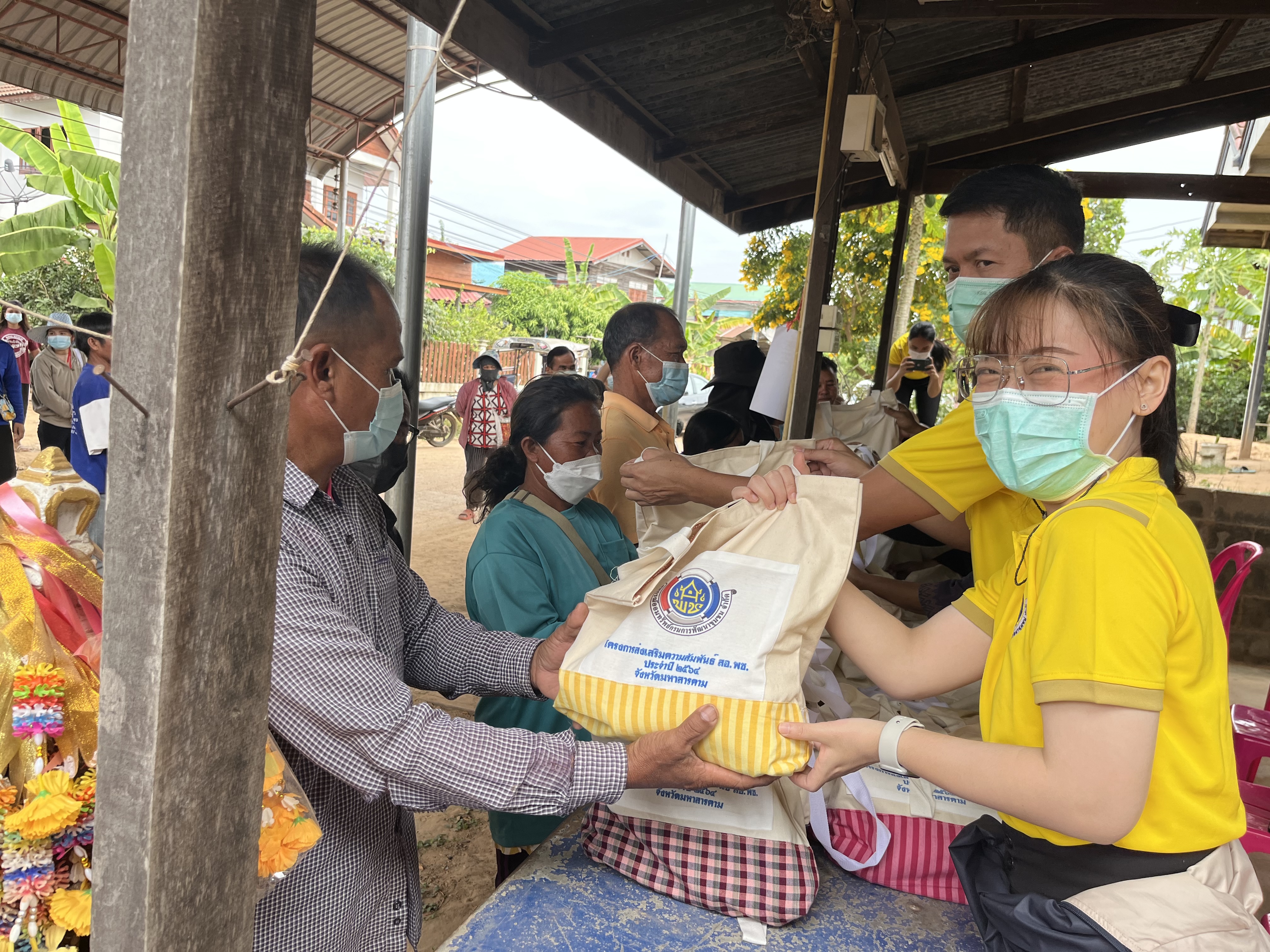 ? สมาชิกสหกรณ์ออมทรัพย์กรมการพัฒนาชุมชน จ.มหาสารคาม ลงพื้นที่มอบสิ่งของแด่ผู้ประสบอุทกภัยน้ำท่วม