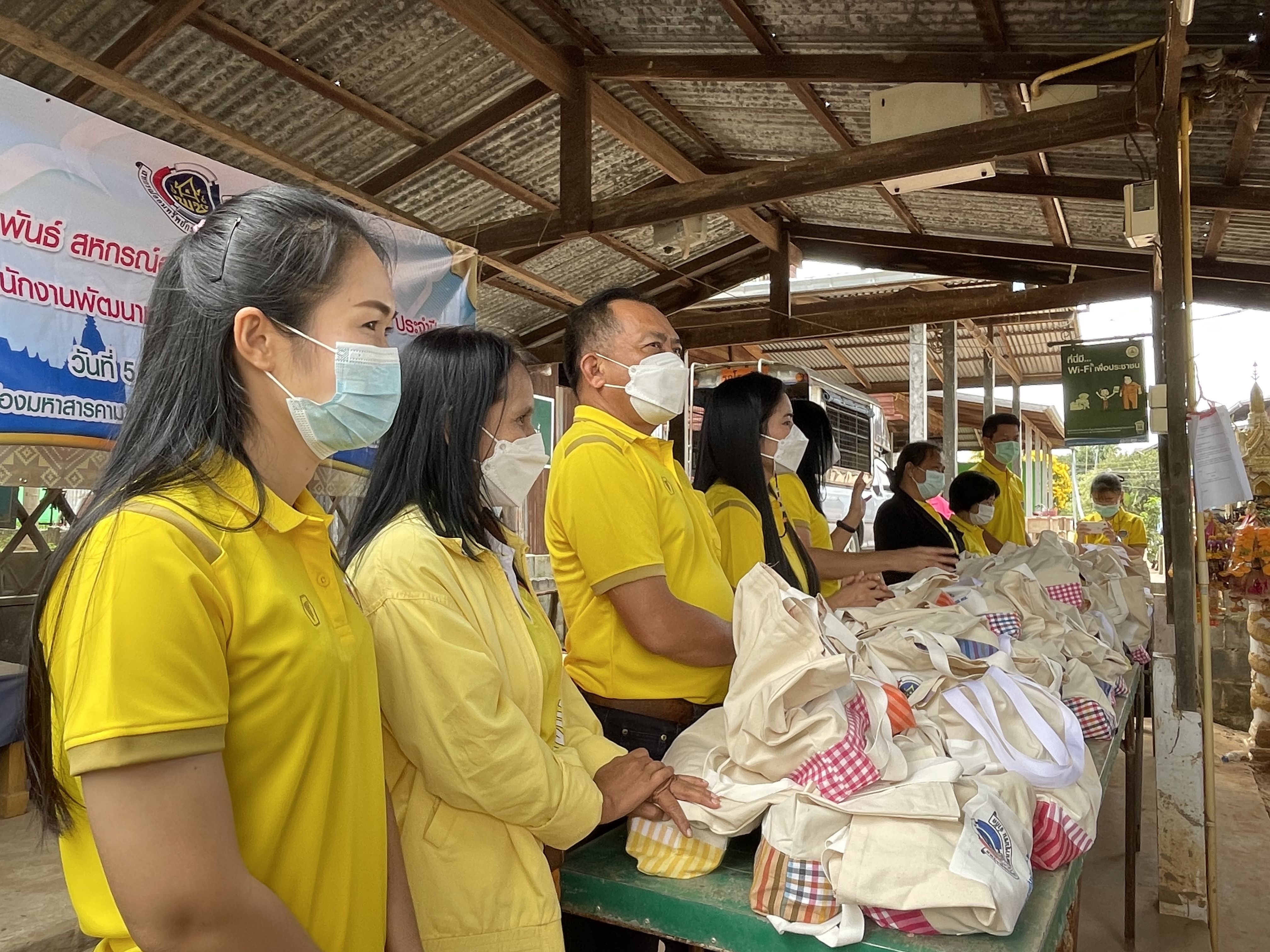? สมาชิกสหกรณ์ออมทรัพย์กรมการพัฒนาชุมชน จ.มหาสารคาม ลงพื้นที่มอบสิ่งของแด่ผู้ประสบอุทกภัยน้ำท่วม