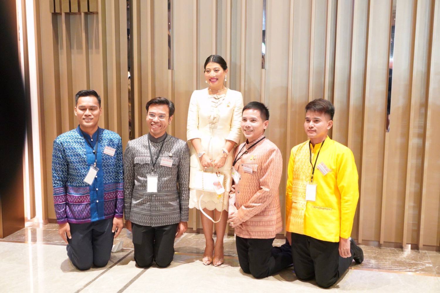 จังหวัดมหาสารคาม สุดปลื้ม!! คว้ารางวัลชนะเลิศระดับประเทศ “เหรียญทอง” การประกวดผ้าไหมมัดหมี่ 2 ตะกอ ลายพระราชทาน “ผ้าลายขอเจ้าฟ้าสิริวัณณวรีฯ”