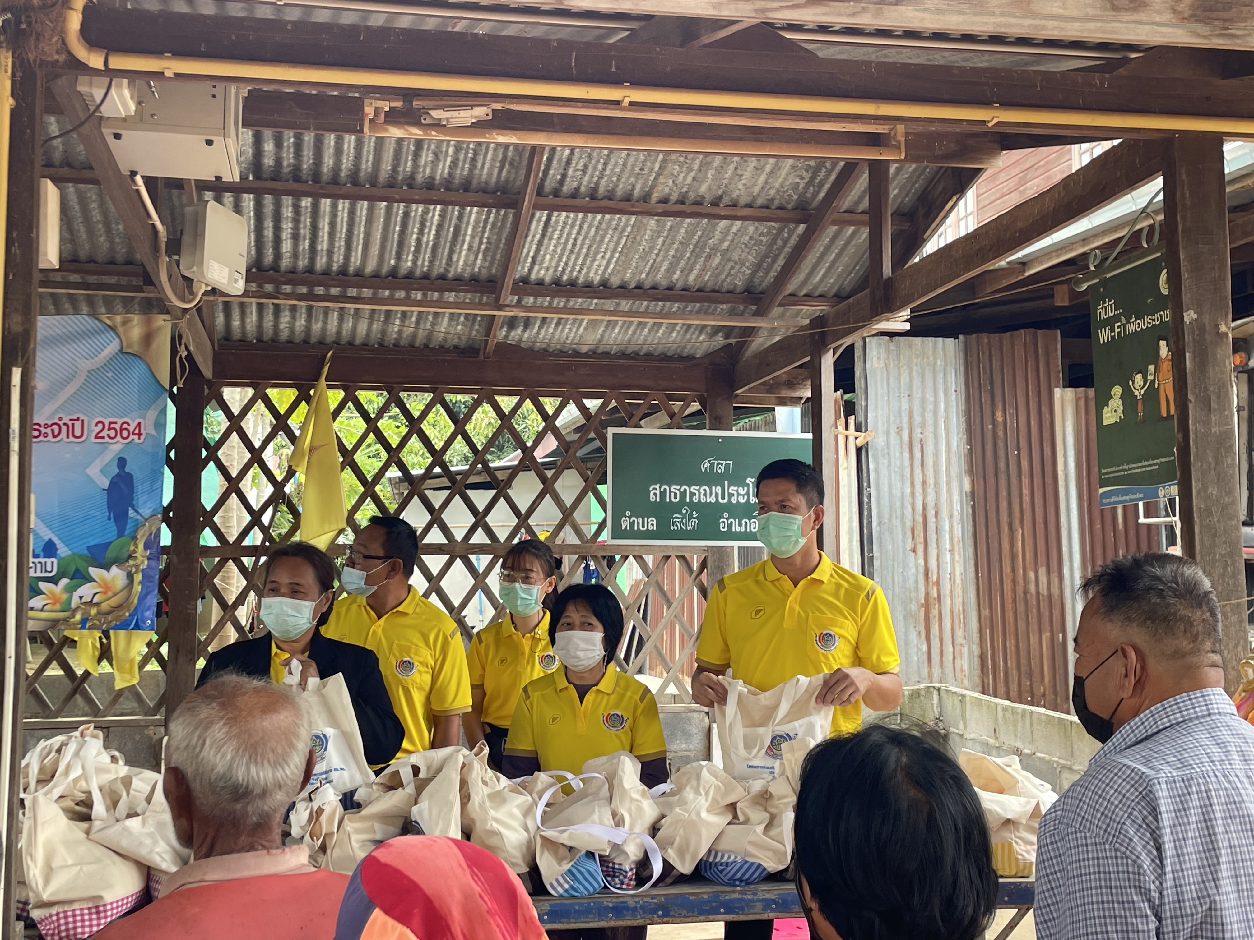 ? สมาชิกสหกรณ์ออมทรัพย์กรมการพัฒนาชุมชน จ.มหาสารคาม ลงพื้นที่มอบสิ่งของแด่ผู้ประสบอุทกภัยน้ำท่วม