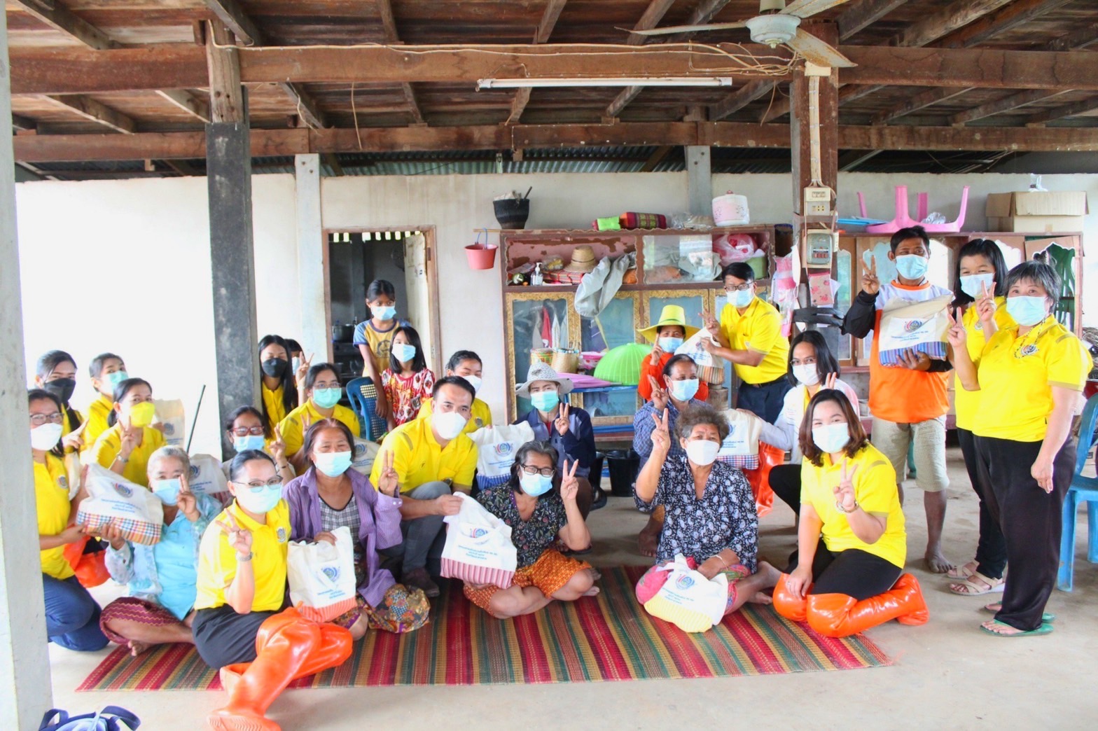 ? สมาชิกสหกรณ์ออมทรัพย์กรมการพัฒนาชุมชน จ.มหาสารคาม ลงพื้นที่มอบสิ่งของแด่ผู้ประสบอุทกภัยน้ำท่วม
