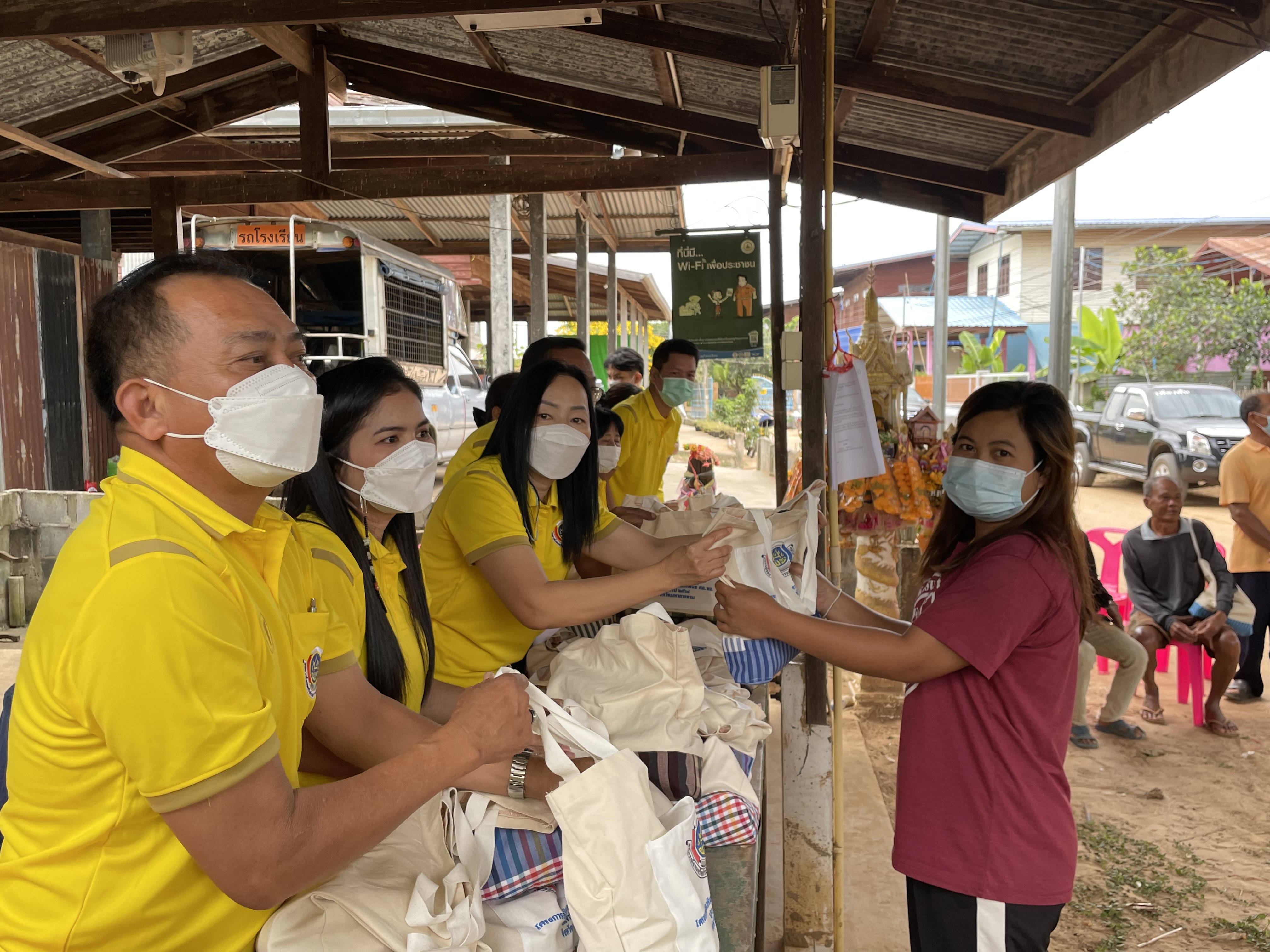 ? สมาชิกสหกรณ์ออมทรัพย์กรมการพัฒนาชุมชน จ.มหาสารคาม ลงพื้นที่มอบสิ่งของแด่ผู้ประสบอุทกภัยน้ำท่วม