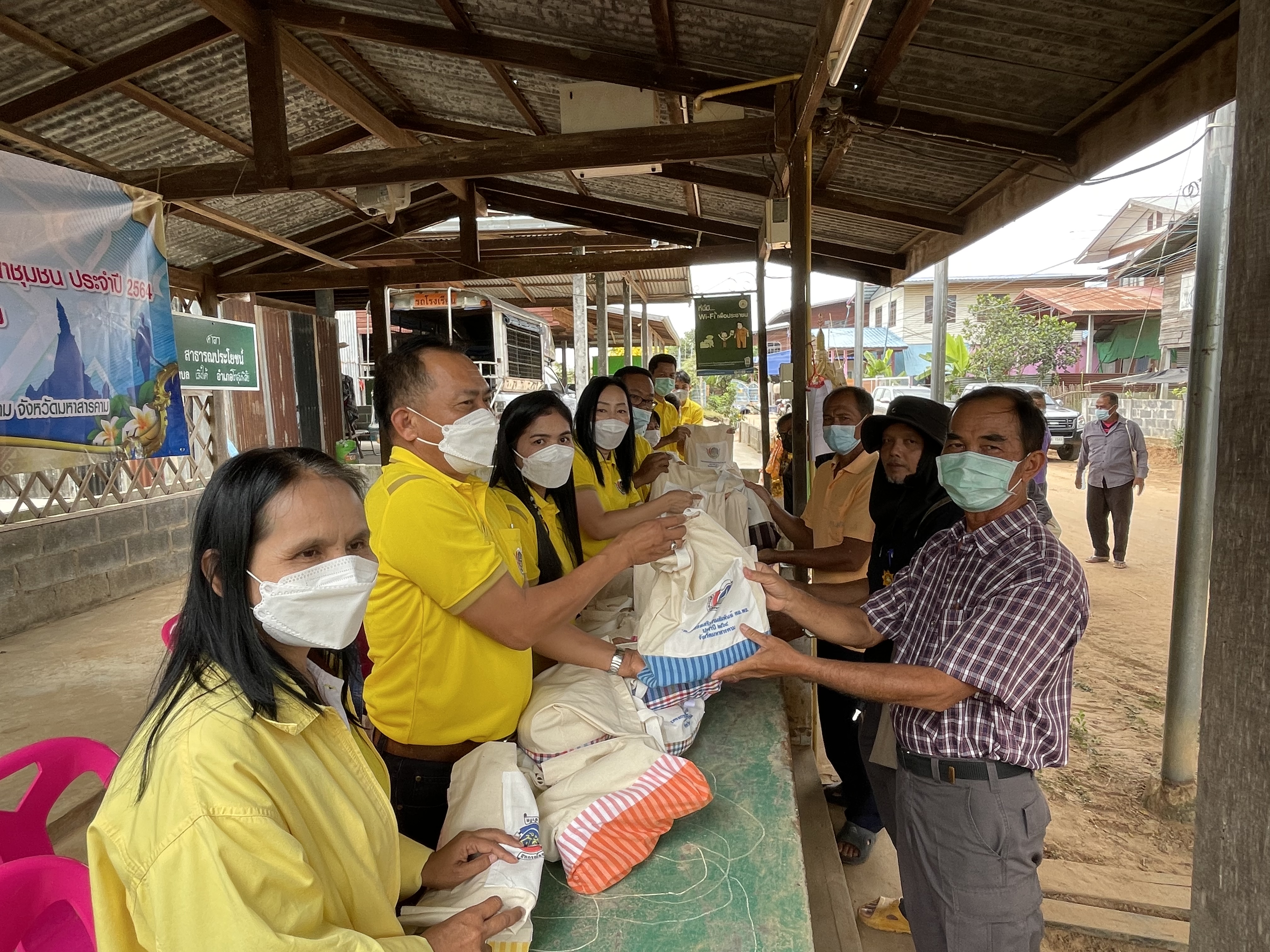 ? สมาชิกสหกรณ์ออมทรัพย์กรมการพัฒนาชุมชน จ.มหาสารคาม ลงพื้นที่มอบสิ่งของแด่ผู้ประสบอุทกภัยน้ำท่วม