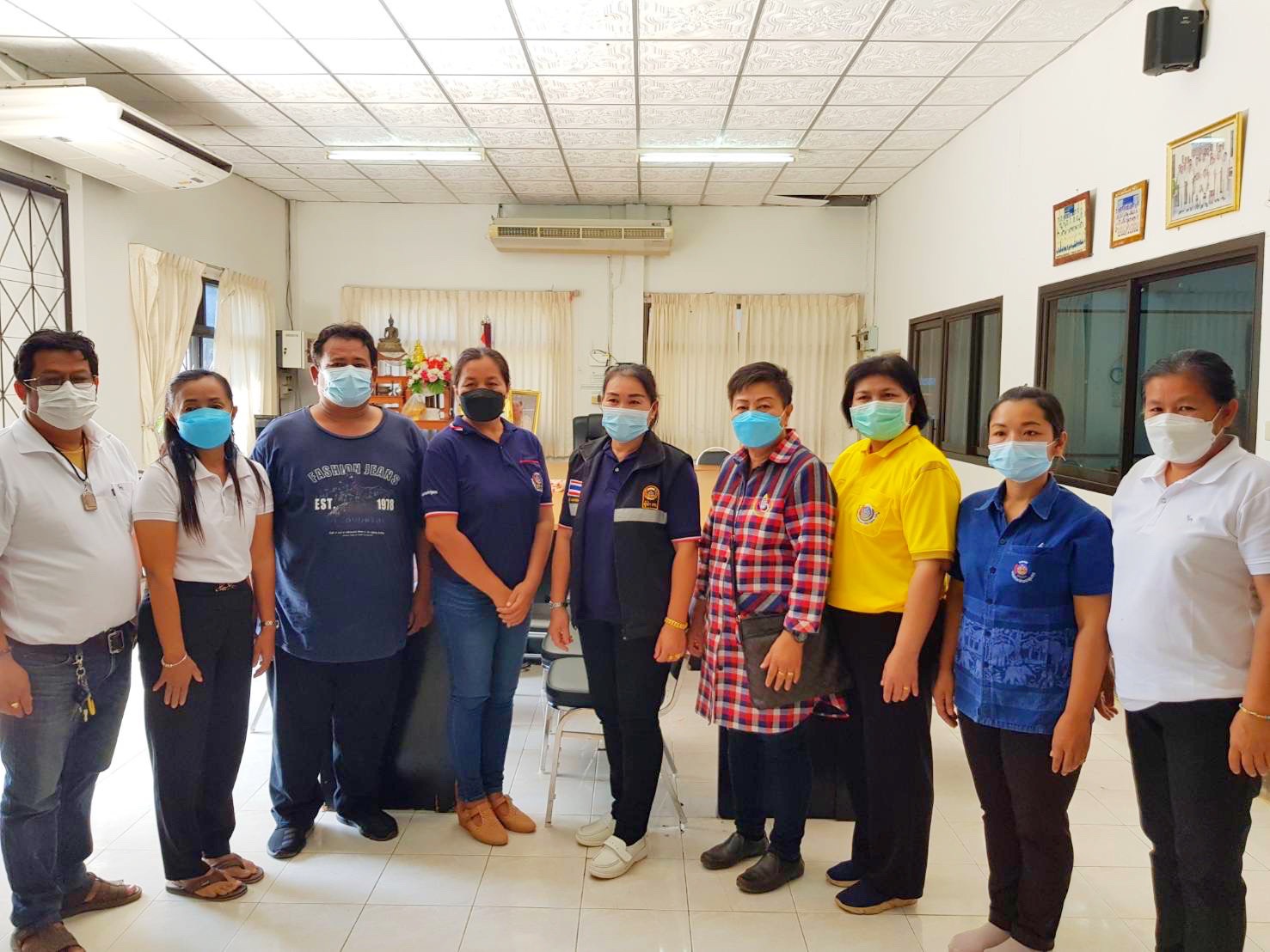 พช. มหาสารคาม รวมน้ำใจชมรมอาสาพัฒนาชุมชนจังหวัดมหาสารคามและผู้มีจิตศรัทธา มอบเงินทุนและถุงยังชีพช่วยเหลือ ผู้นำ อช. ที่ประสบภัยน้ำท่วม