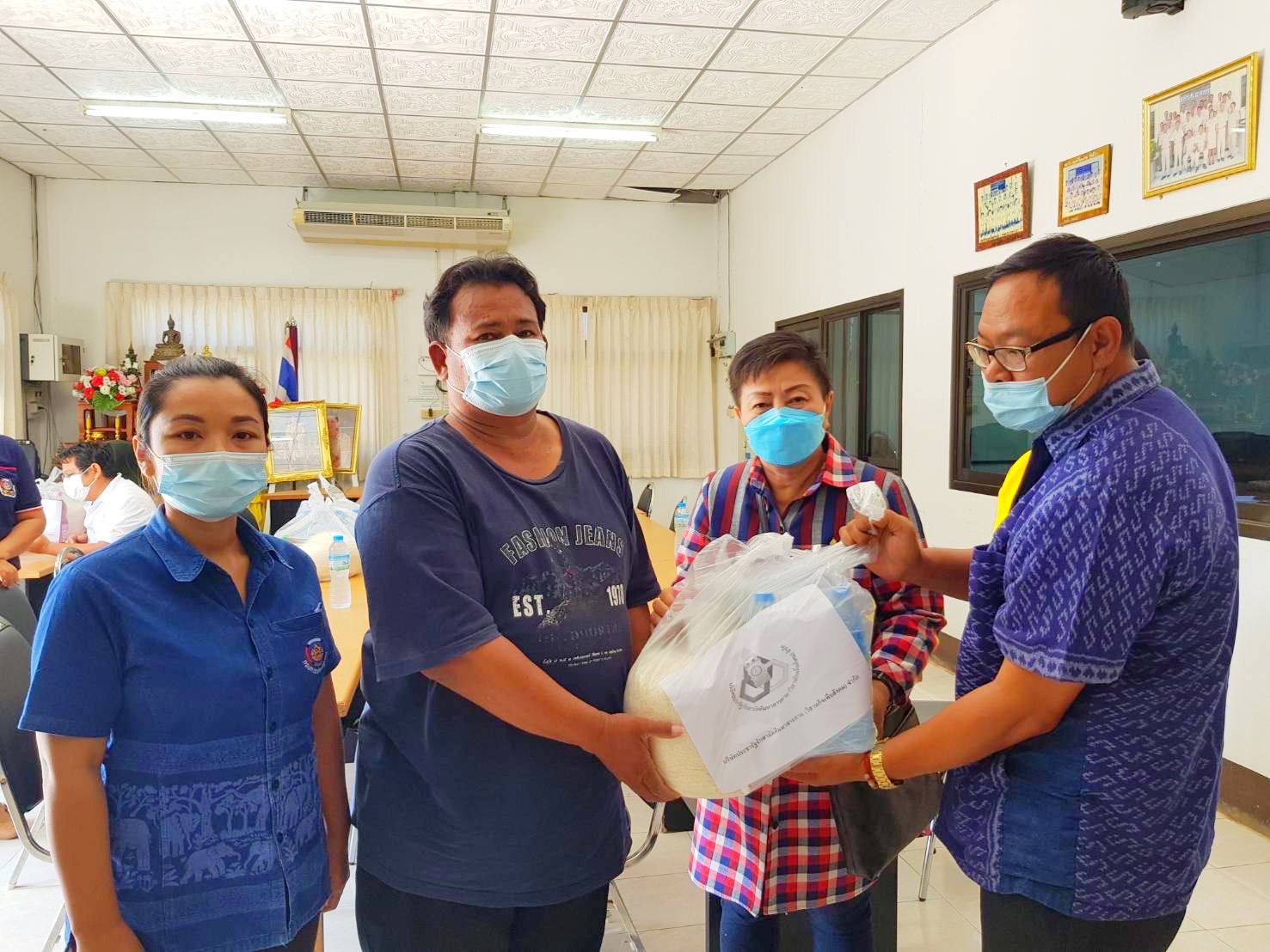 พช. มหาสารคาม รวมน้ำใจชมรมอาสาพัฒนาชุมชนจังหวัดมหาสารคามและผู้มีจิตศรัทธา มอบเงินทุนและถุงยังชีพช่วยเหลือ ผู้นำ อช. ที่ประสบภัยน้ำท่วม
