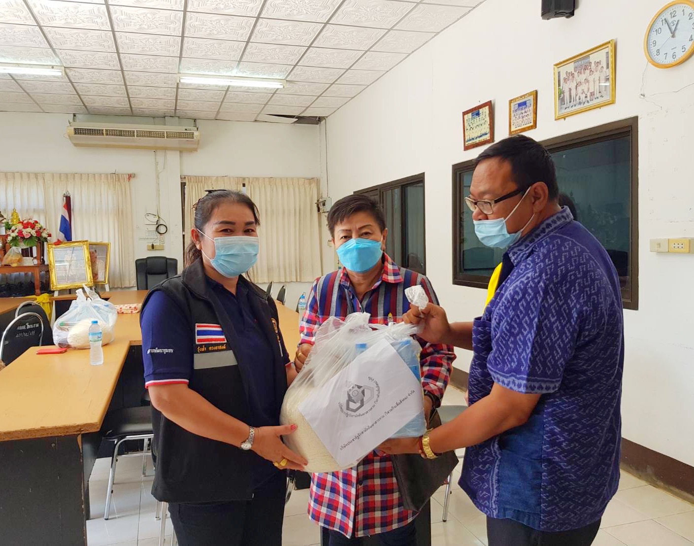 พช. มหาสารคาม รวมน้ำใจชมรมอาสาพัฒนาชุมชนจังหวัดมหาสารคามและผู้มีจิตศรัทธา มอบเงินทุนและถุงยังชีพช่วยเหลือ ผู้นำ อช. ที่ประสบภัยน้ำท่วม
