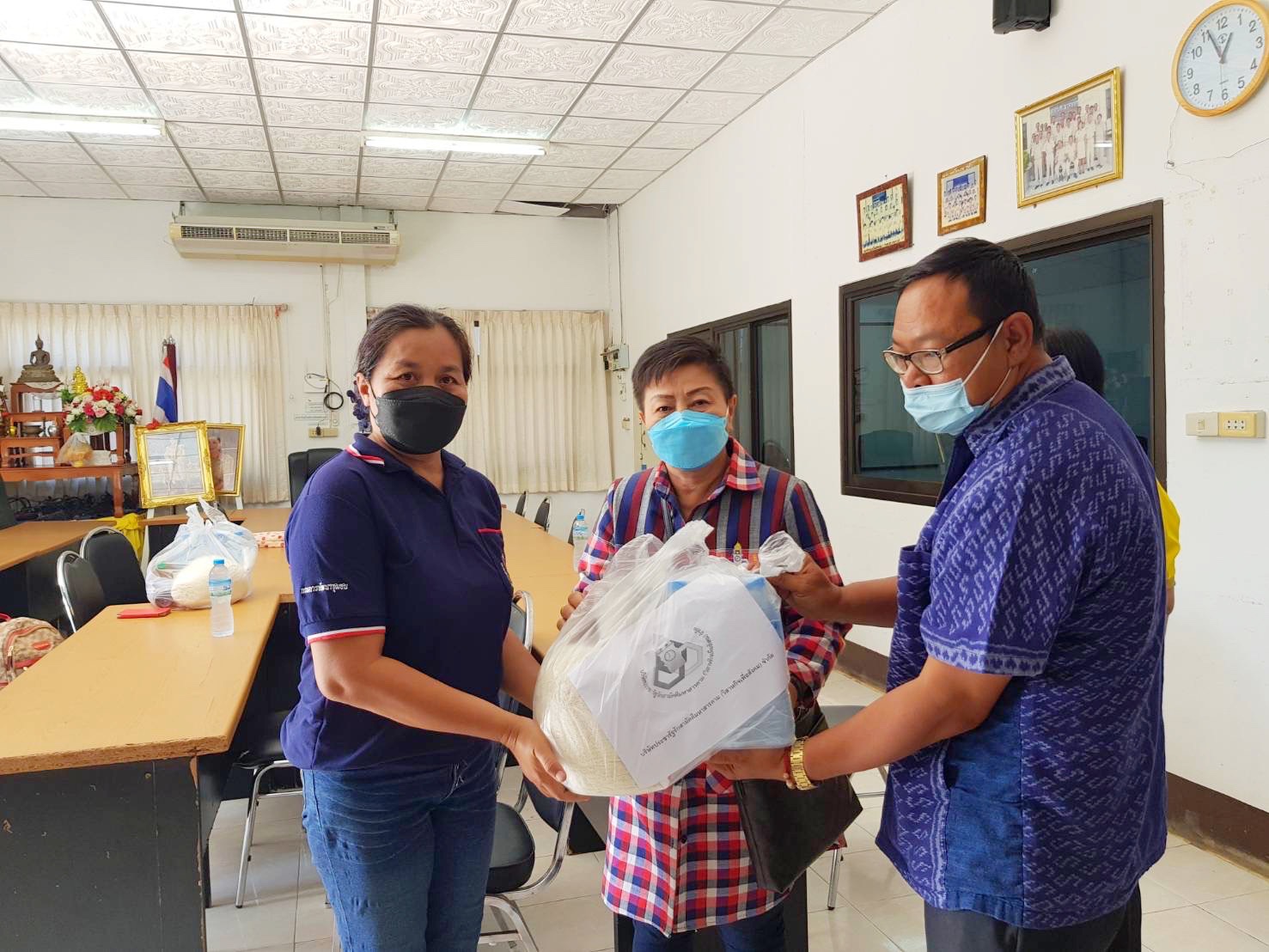 พช. มหาสารคาม รวมน้ำใจชมรมอาสาพัฒนาชุมชนจังหวัดมหาสารคามและผู้มีจิตศรัทธา มอบเงินทุนและถุงยังชีพช่วยเหลือ ผู้นำ อช. ที่ประสบภัยน้ำท่วม