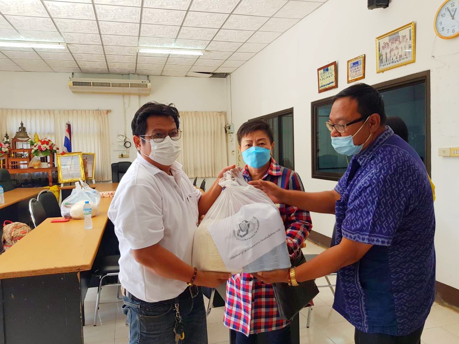 พช. มหาสารคาม รวมน้ำใจชมรมอาสาพัฒนาชุมชนจังหวัดมหาสารคามและผู้มีจิตศรัทธา มอบเงินทุนและถุงยังชีพช่วยเหลือ ผู้นำ อช. ที่ประสบภัยน้ำท่วม