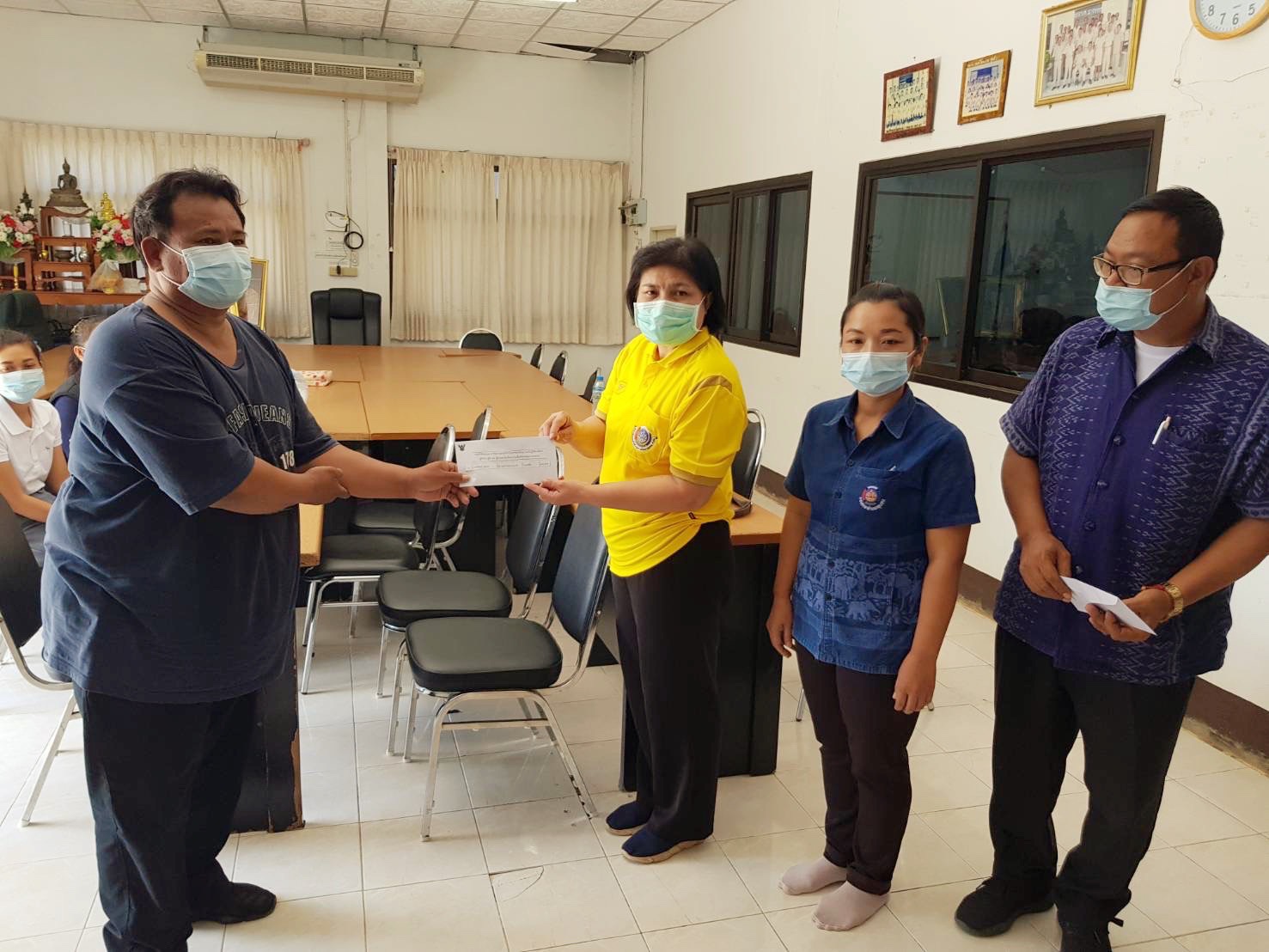พช. มหาสารคาม รวมน้ำใจชมรมอาสาพัฒนาชุมชนจังหวัดมหาสารคามและผู้มีจิตศรัทธา มอบเงินทุนและถุงยังชีพช่วยเหลือ ผู้นำ อช. ที่ประสบภัยน้ำท่วม