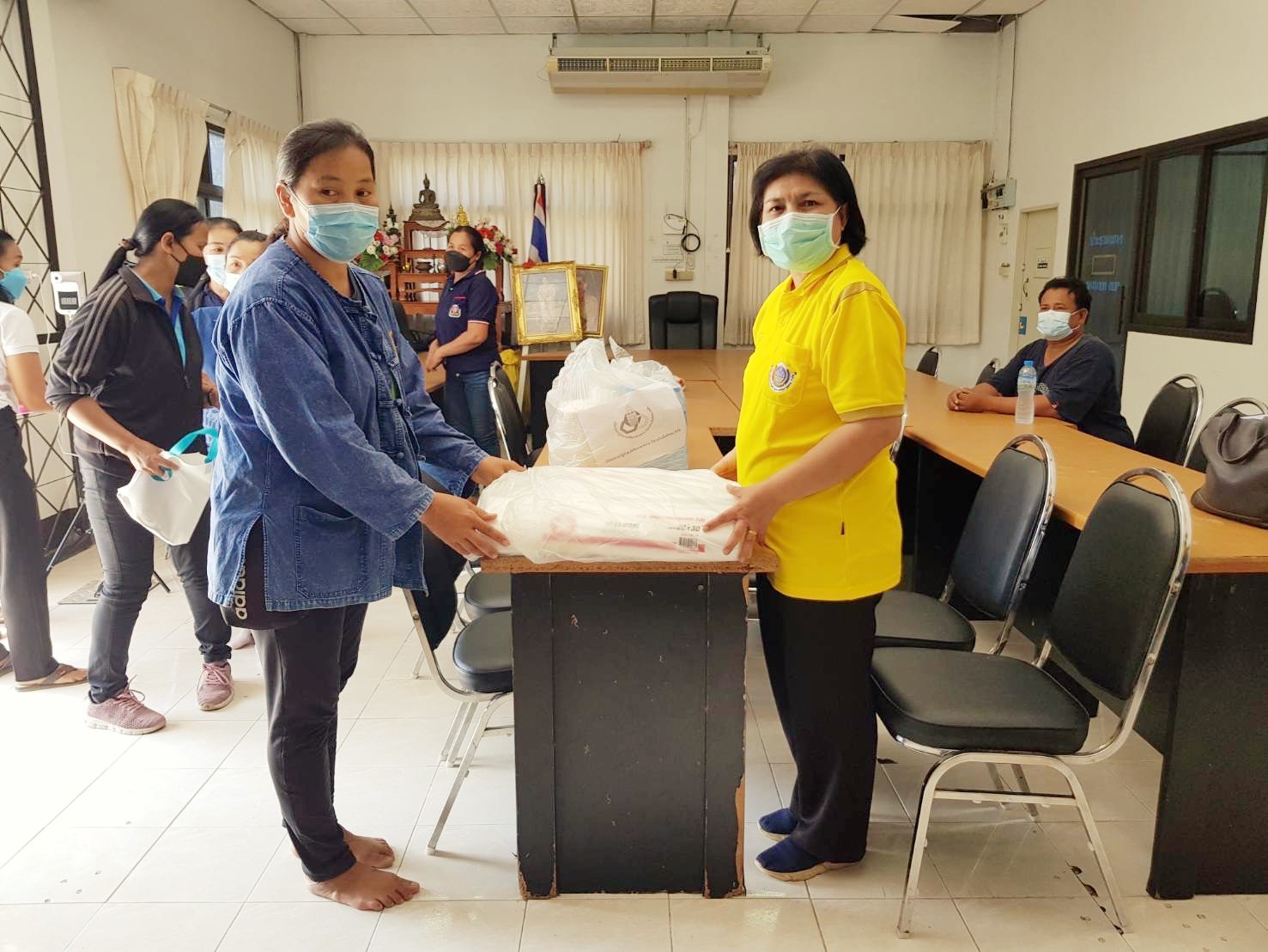 พช. มหาสารคาม รวมน้ำใจชมรมอาสาพัฒนาชุมชนจังหวัดมหาสารคามและผู้มีจิตศรัทธา มอบเงินทุนและถุงยังชีพช่วยเหลือ ผู้นำ อช. ที่ประสบภัยน้ำท่วม