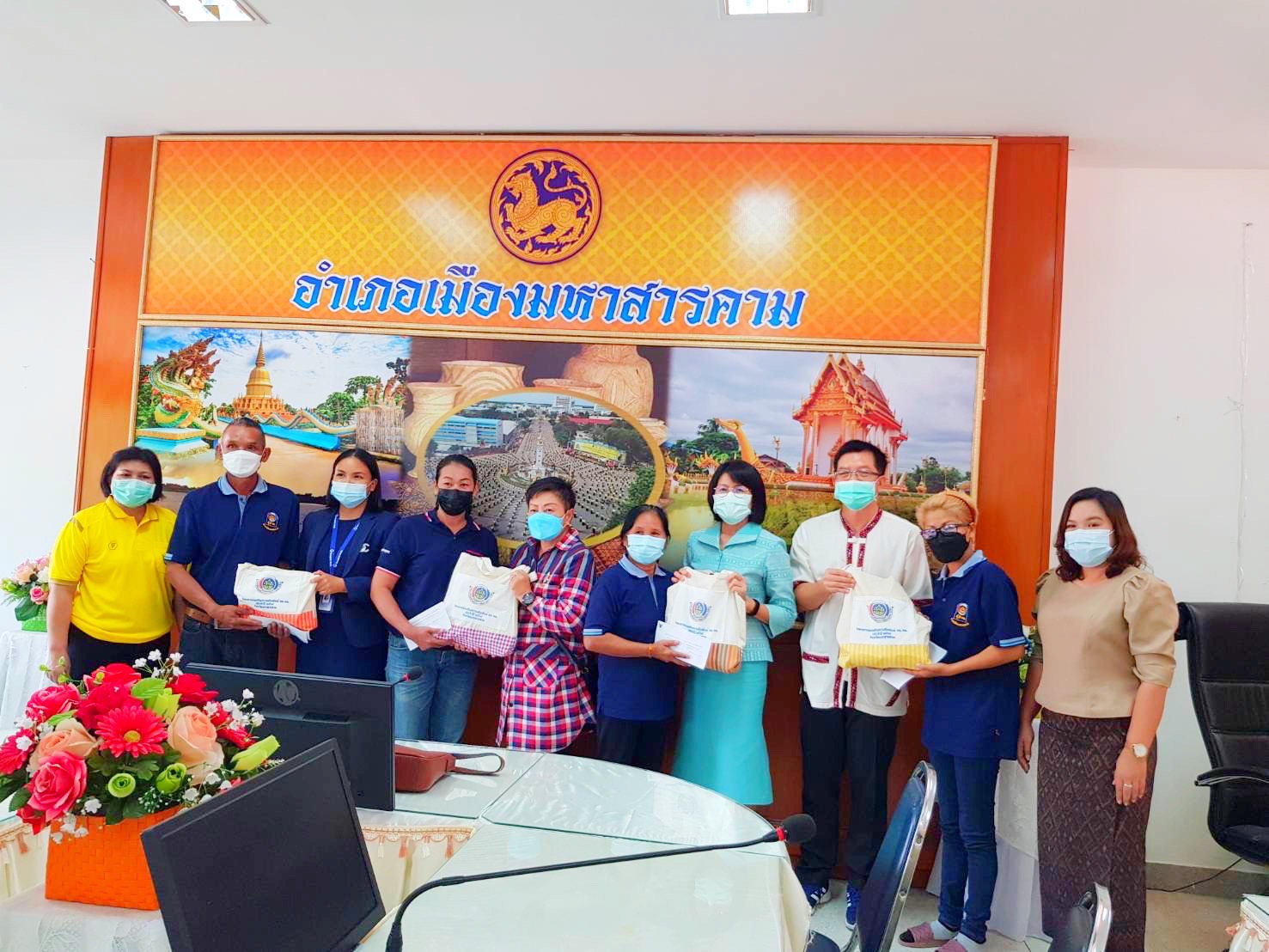 พช. มหาสารคาม รวมน้ำใจชมรมอาสาพัฒนาชุมชนจังหวัดมหาสารคามและผู้มีจิตศรัทธา มอบเงินทุนและถุงยังชีพช่วยเหลือ ผู้นำ อช. ที่ประสบภัยน้ำท่วม