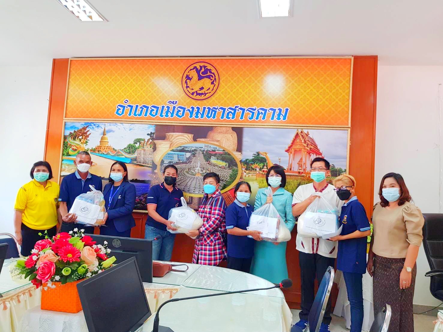 พช. มหาสารคาม รวมน้ำใจชมรมอาสาพัฒนาชุมชนจังหวัดมหาสารคามและผู้มีจิตศรัทธา มอบเงินทุนและถุงยังชีพช่วยเหลือ ผู้นำ อช. ที่ประสบภัยน้ำท่วม